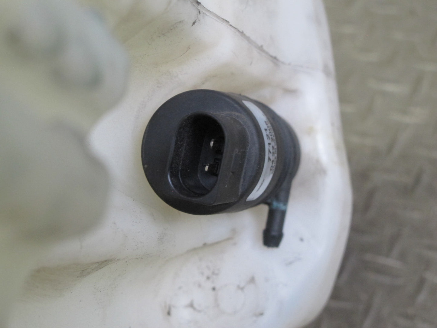 05-11 Mercedes R171 Slk-class Windshield Washer Fluid Reservoir Tank w Pump OEM