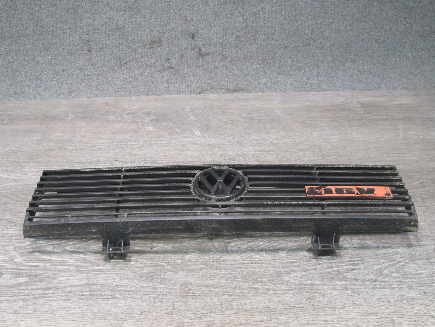 86-89 Volkswagen Scirocco MK2 16V Front Hood Grille w Emblem 533853653 OEM