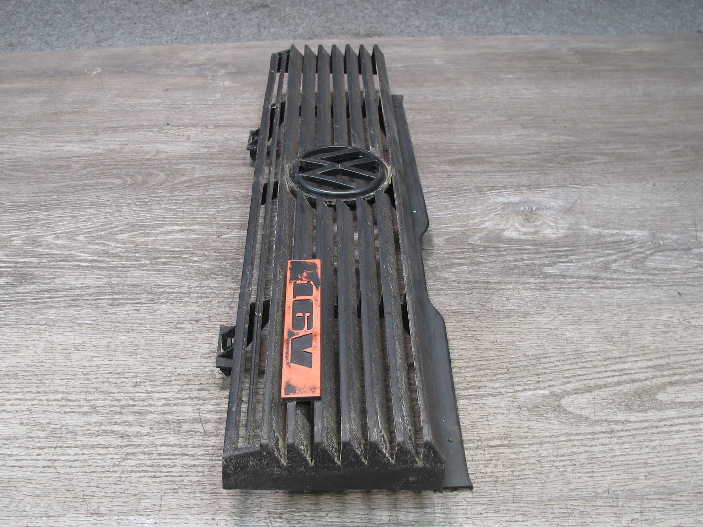 86-89 Volkswagen Scirocco MK2 16V Front Hood Grille w Emblem 533853653 OEM