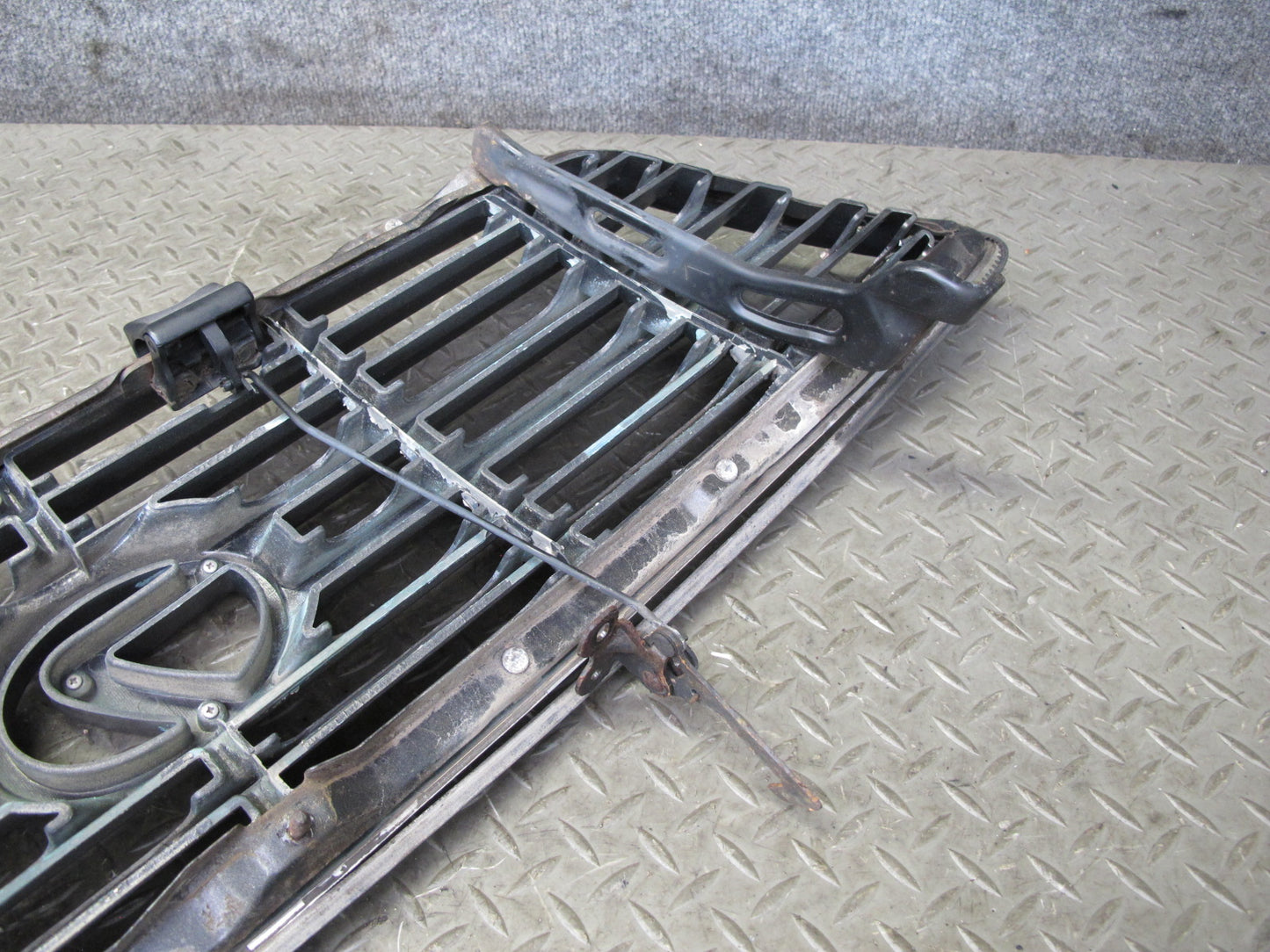 1998-2002 Lexus J100 LX470 Front Hood Exterior Chrome Upper Grille W/ Logo