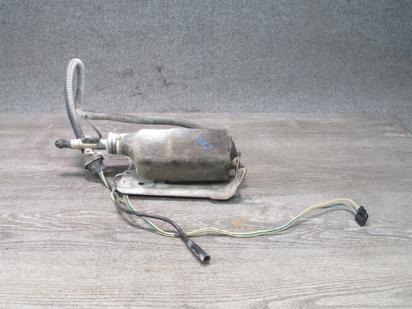 90-92 Chevrolet Corvette C4 Power Antenna w Bracket Mount 10098488 OEM