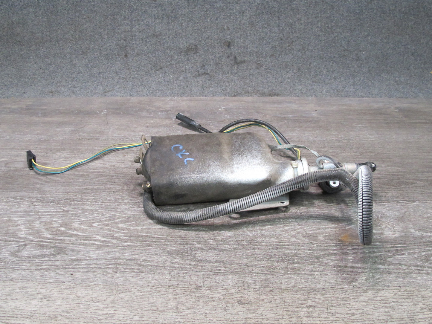 90-92 Chevrolet Corvette C4 Power Antenna w Bracket Mount 10098488 OEM