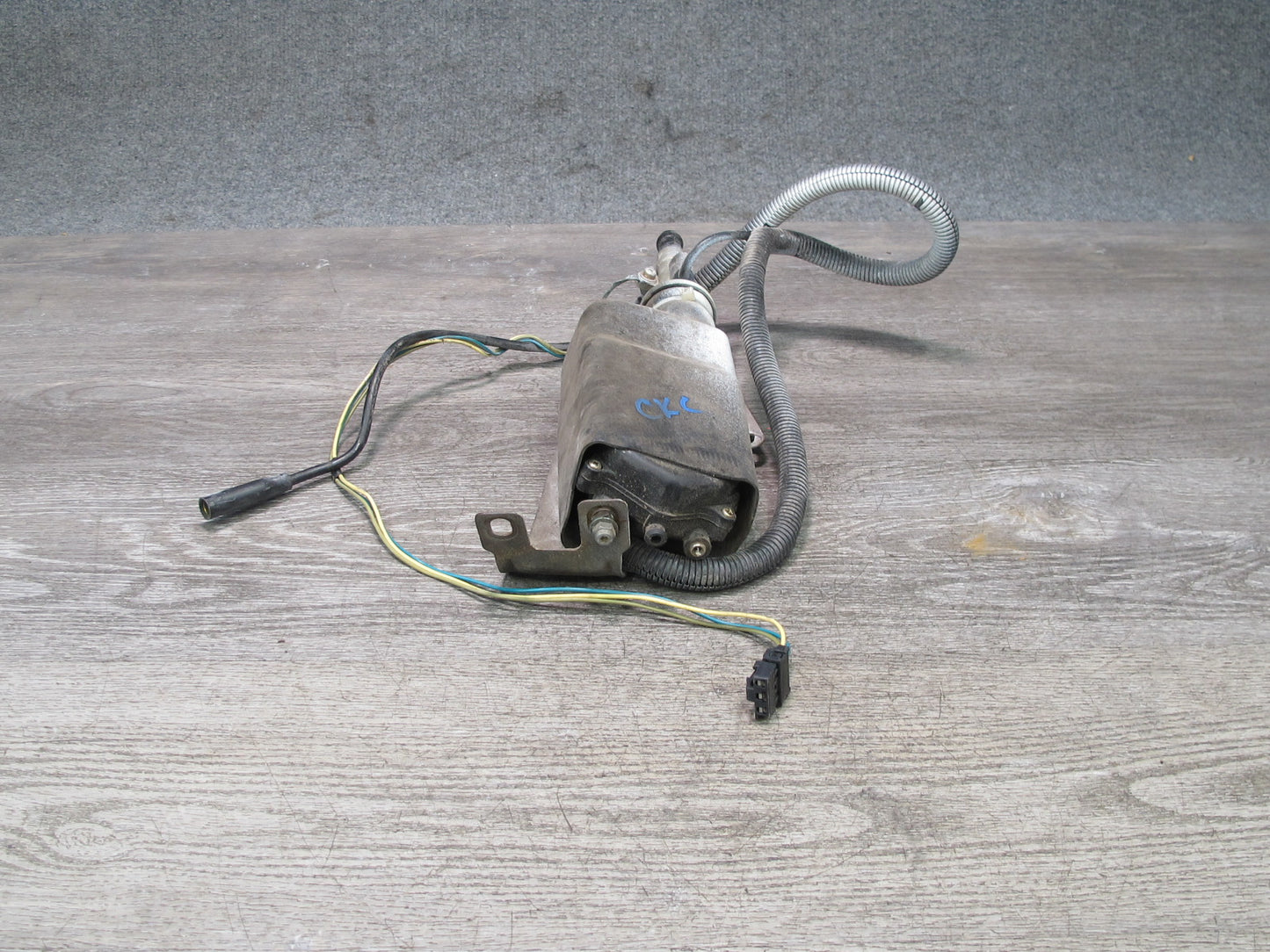90-92 Chevrolet Corvette C4 Power Antenna w Bracket Mount 10098488 OEM