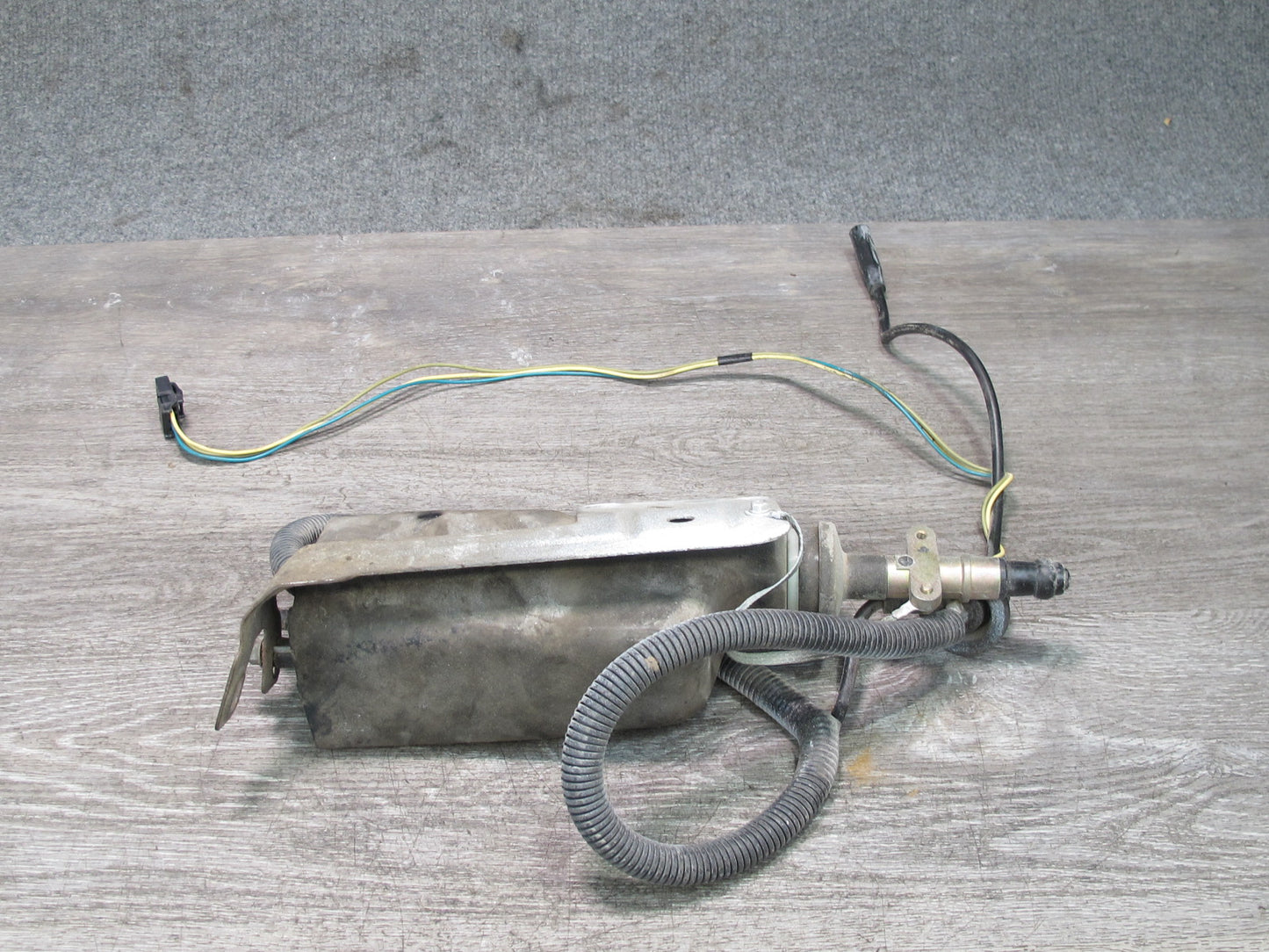 90-92 Chevrolet Corvette C4 Power Antenna w Bracket Mount 10098488 OEM