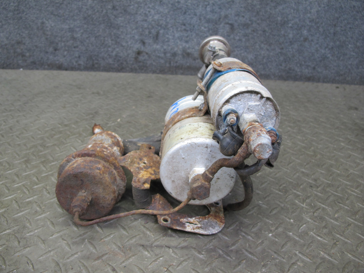 81-85 Mercedes R107 380SL Fuel Filter & Pump Assembly w Bracket & Cover OEM