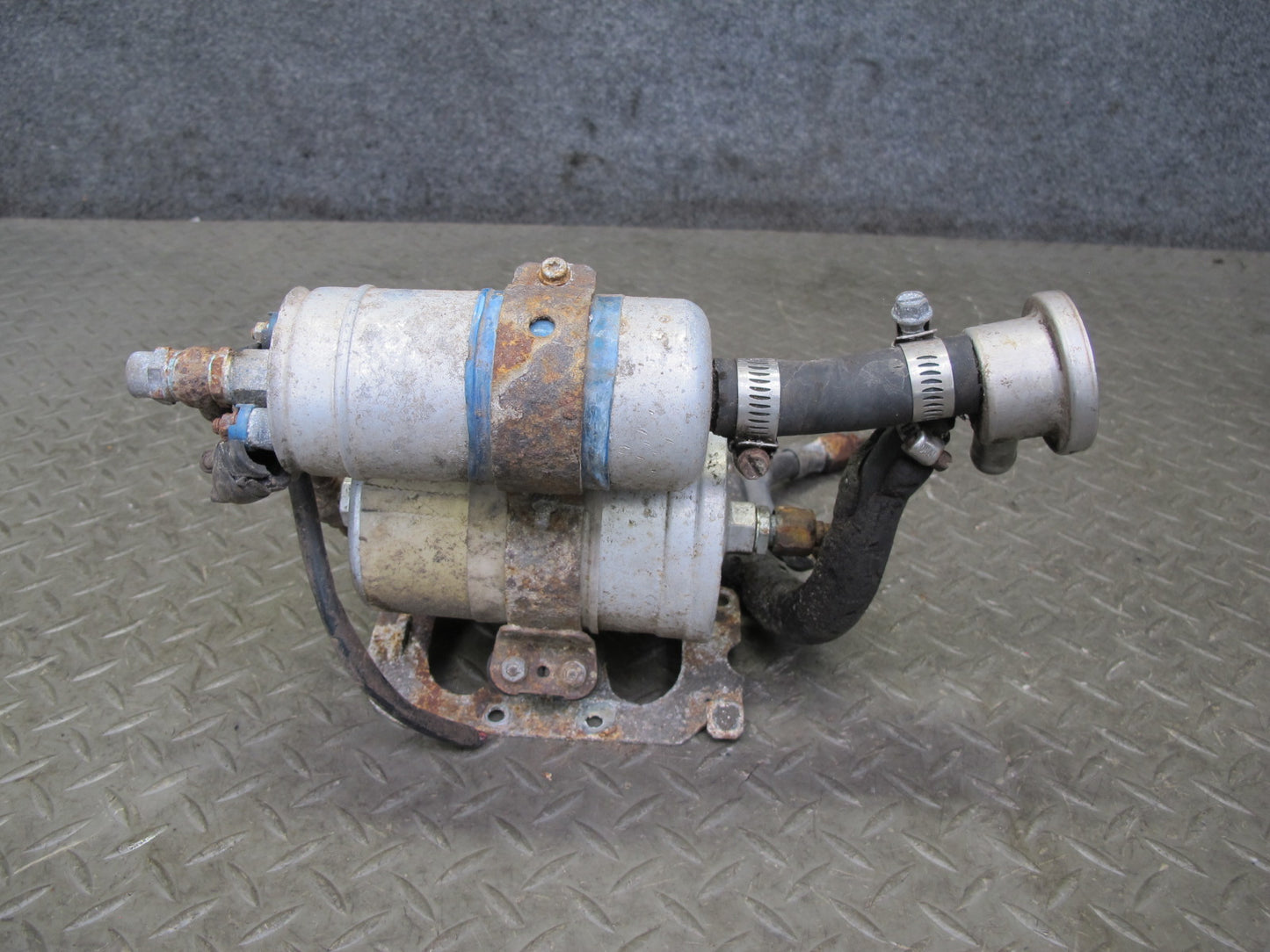 81-85 Mercedes R107 380SL Fuel Filter & Pump Assembly w Bracket & Cover OEM