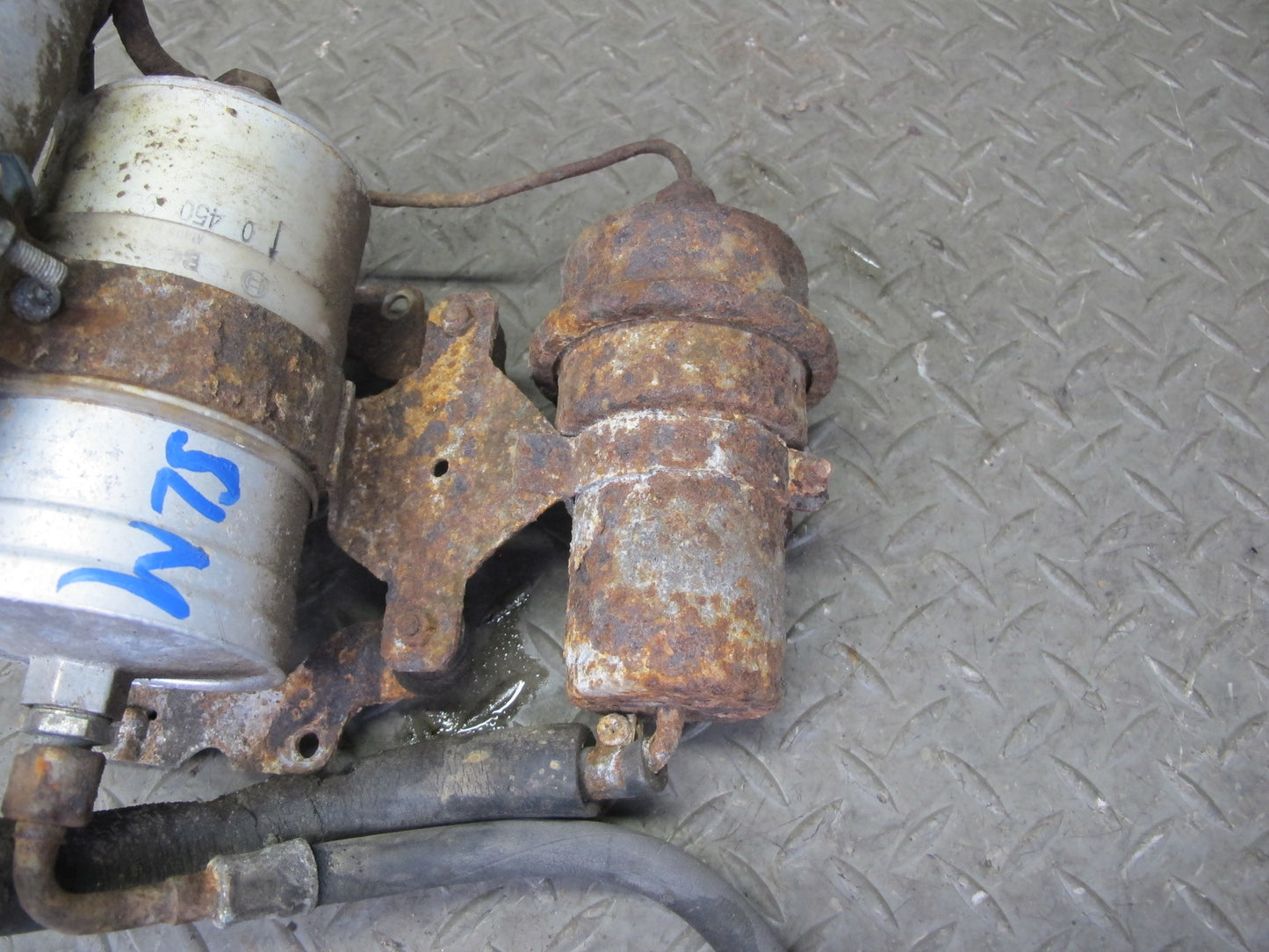 81-85 Mercedes R107 380SL Fuel Filter & Pump Assembly w Bracket & Cover OEM