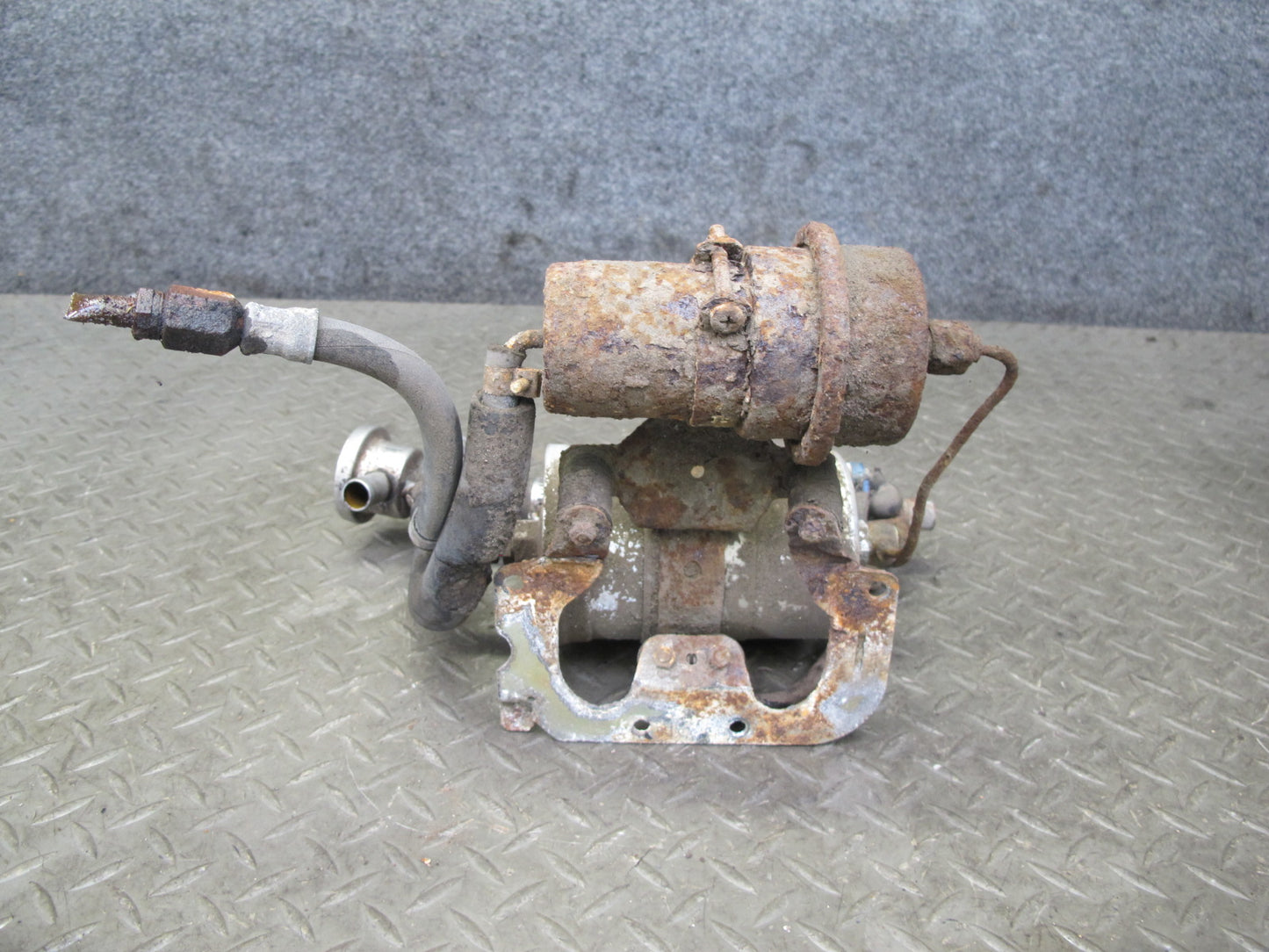 81-85 Mercedes R107 380SL Fuel Filter & Pump Assembly w Bracket & Cover OEM