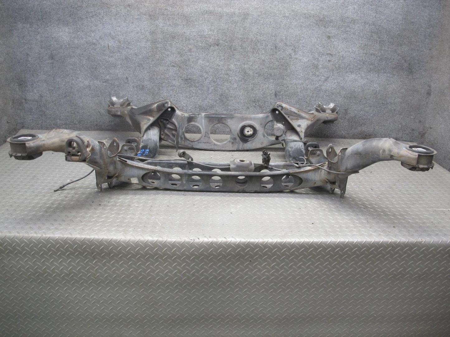 96-99 Mercedes W140 C140 CL Coupe Rear Sub Frame Crossmember Carrier Cradle OEM