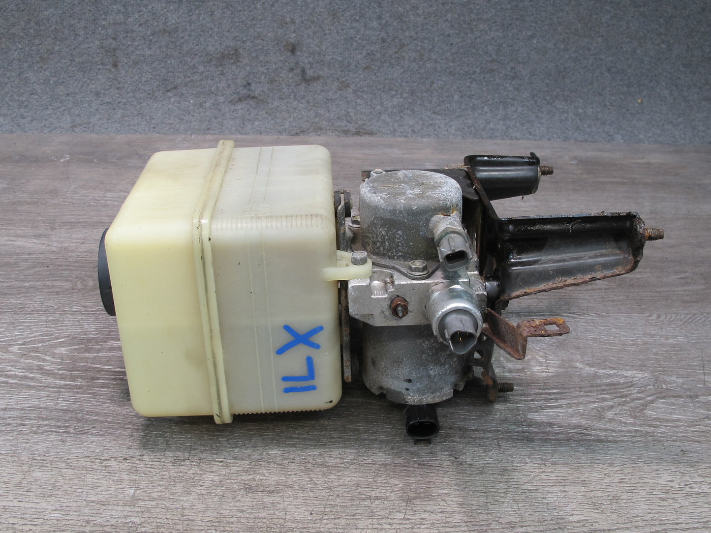 1998-2002 Lexus UZJ100L LX470 Air Ride Suspension Height Pump Motor W/ Reservoir