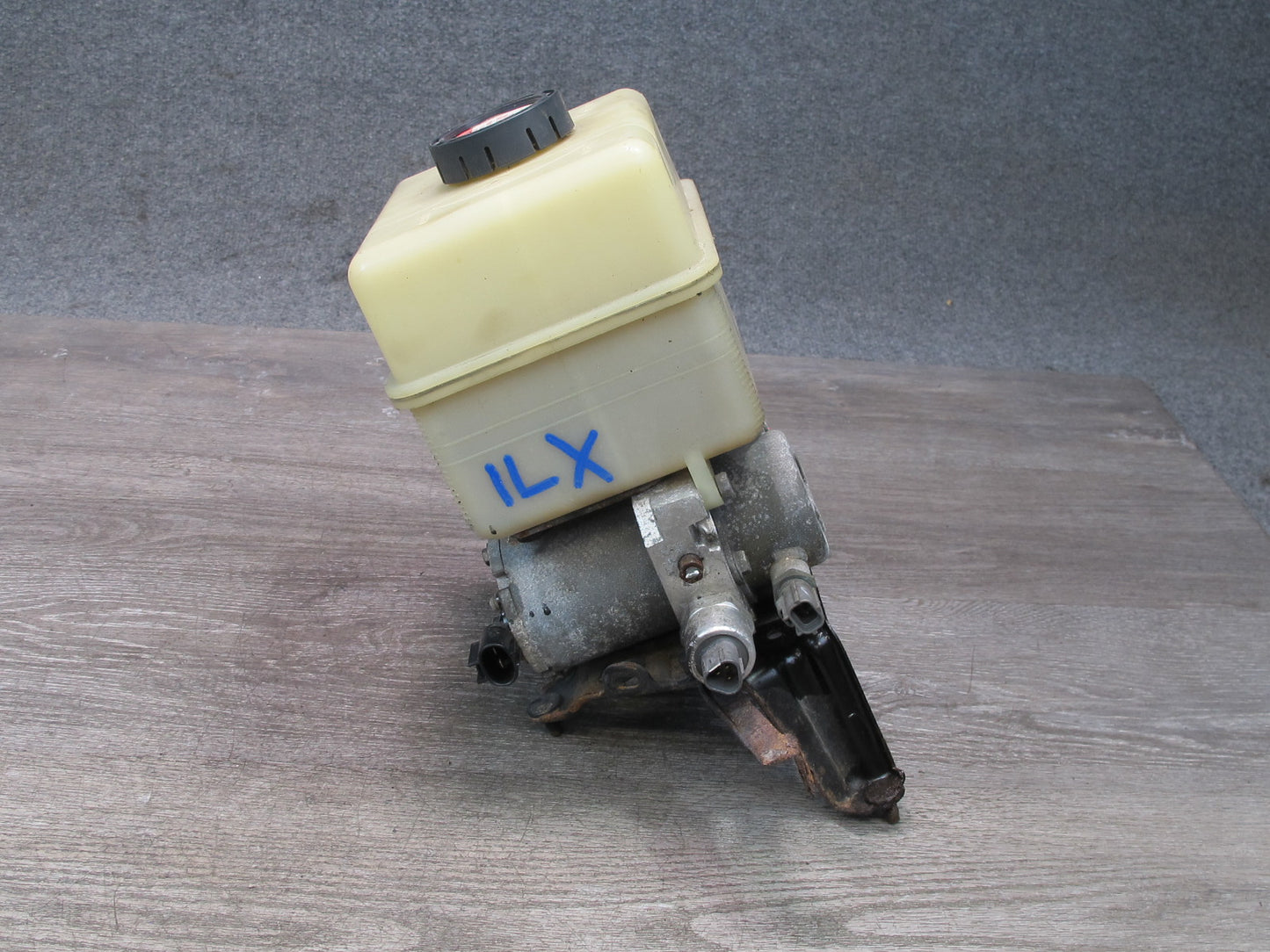 1998-2002 Lexus UZJ100L LX470 Air Ride Suspension Height Pump Motor W/ Reservoir