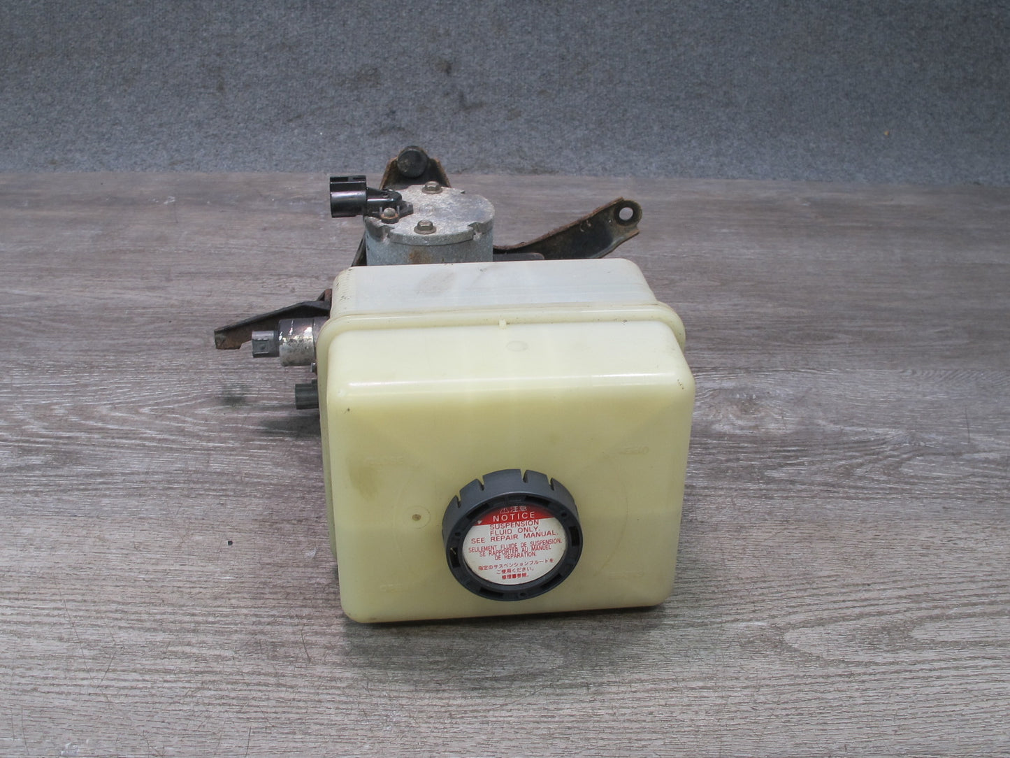 1998-2002 Lexus UZJ100L LX470 Air Ride Suspension Height Pump Motor W/ Reservoir