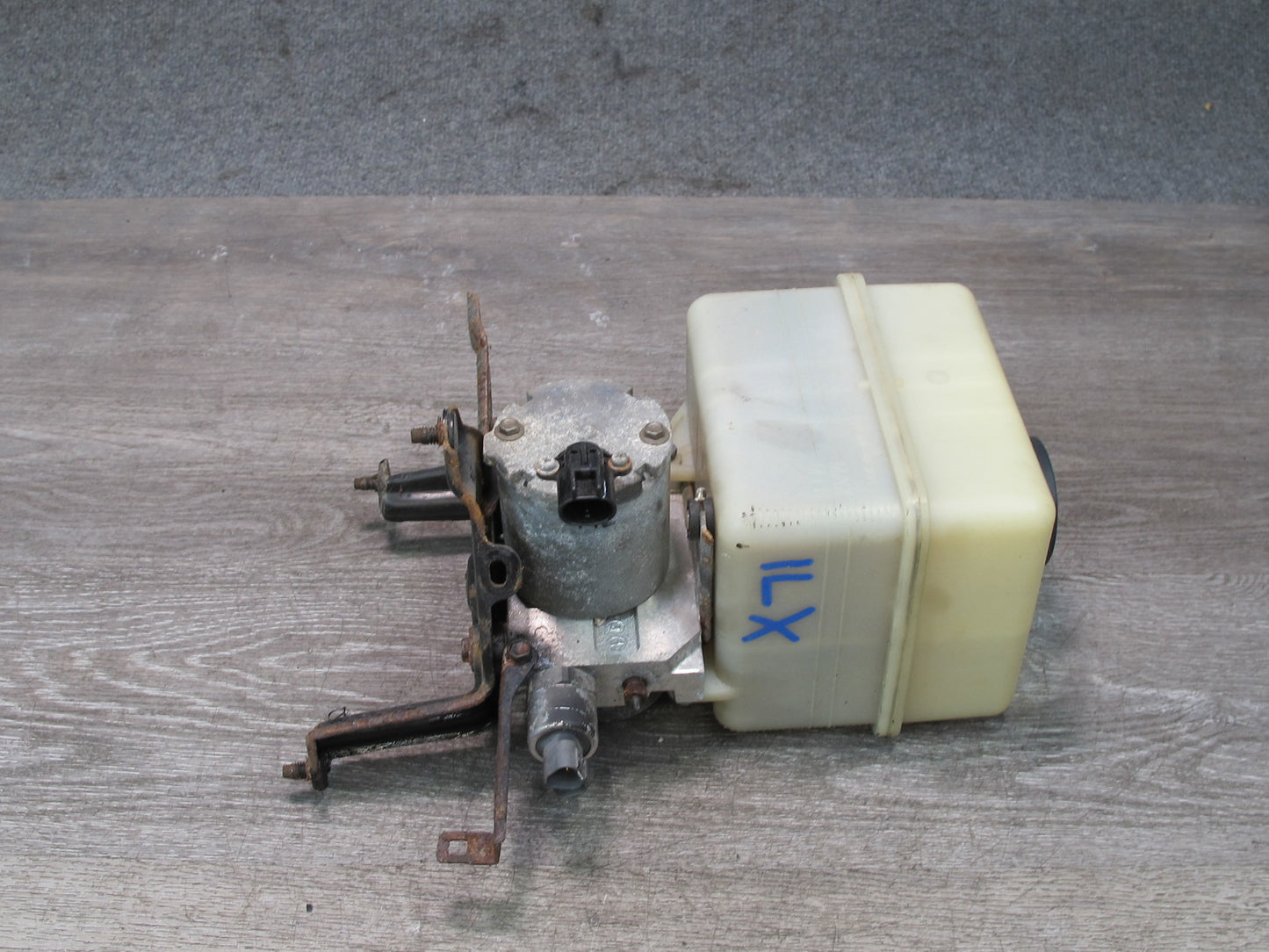 1998-2002 Lexus UZJ100L LX470 Air Ride Suspension Height Pump Motor W/ Reservoir