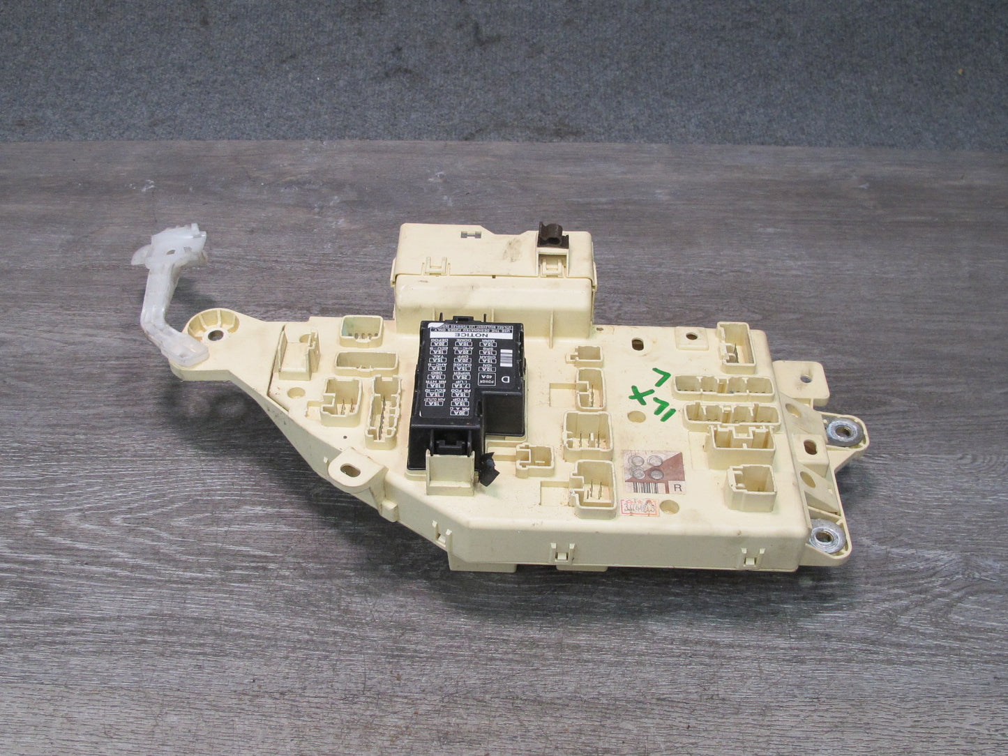1998-2002 Lexus J100 LX470 Dash Front Left Junction Cabin Fuse Relay Box