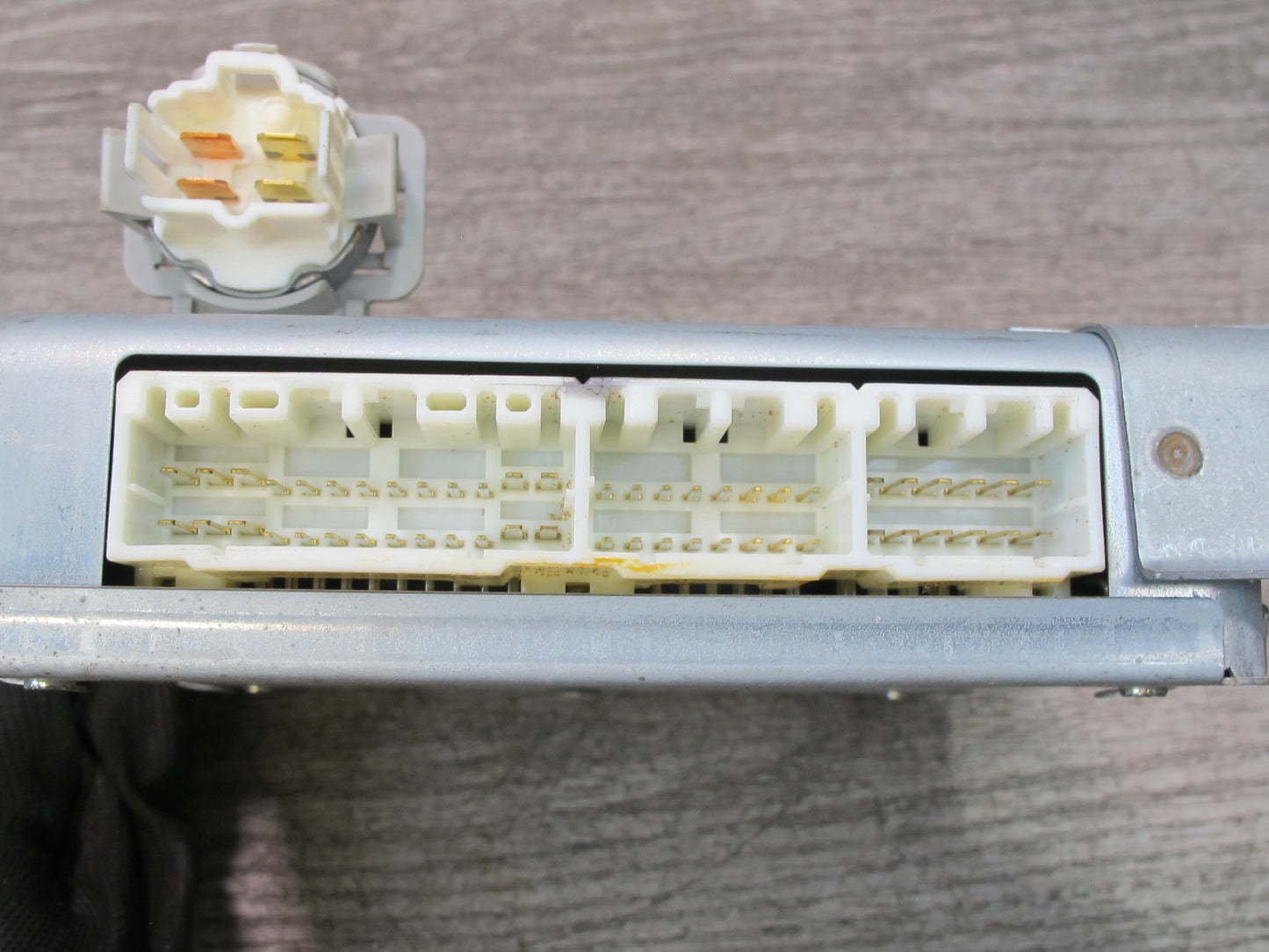 1998-2002 Lexus J100 LX470 Suspension Control Computer Module 89290-60021