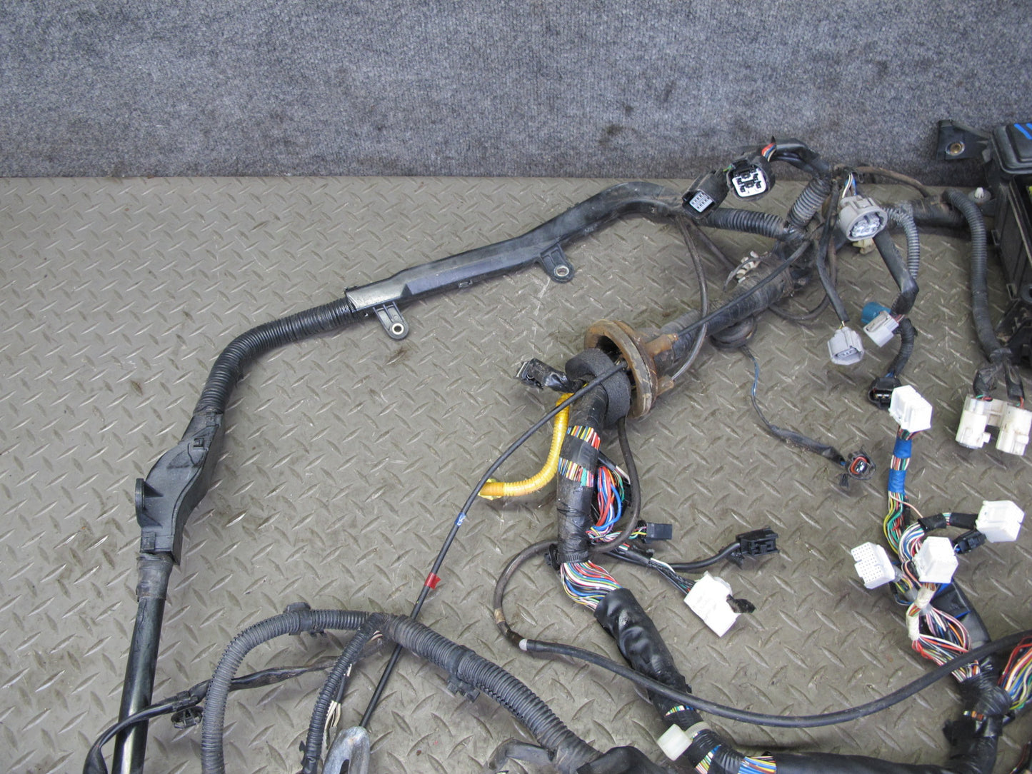 2000-2002 Lexus J100 LX470ENGINE Motor Bay Wire Harness W/ Fuse Relay Box Assy