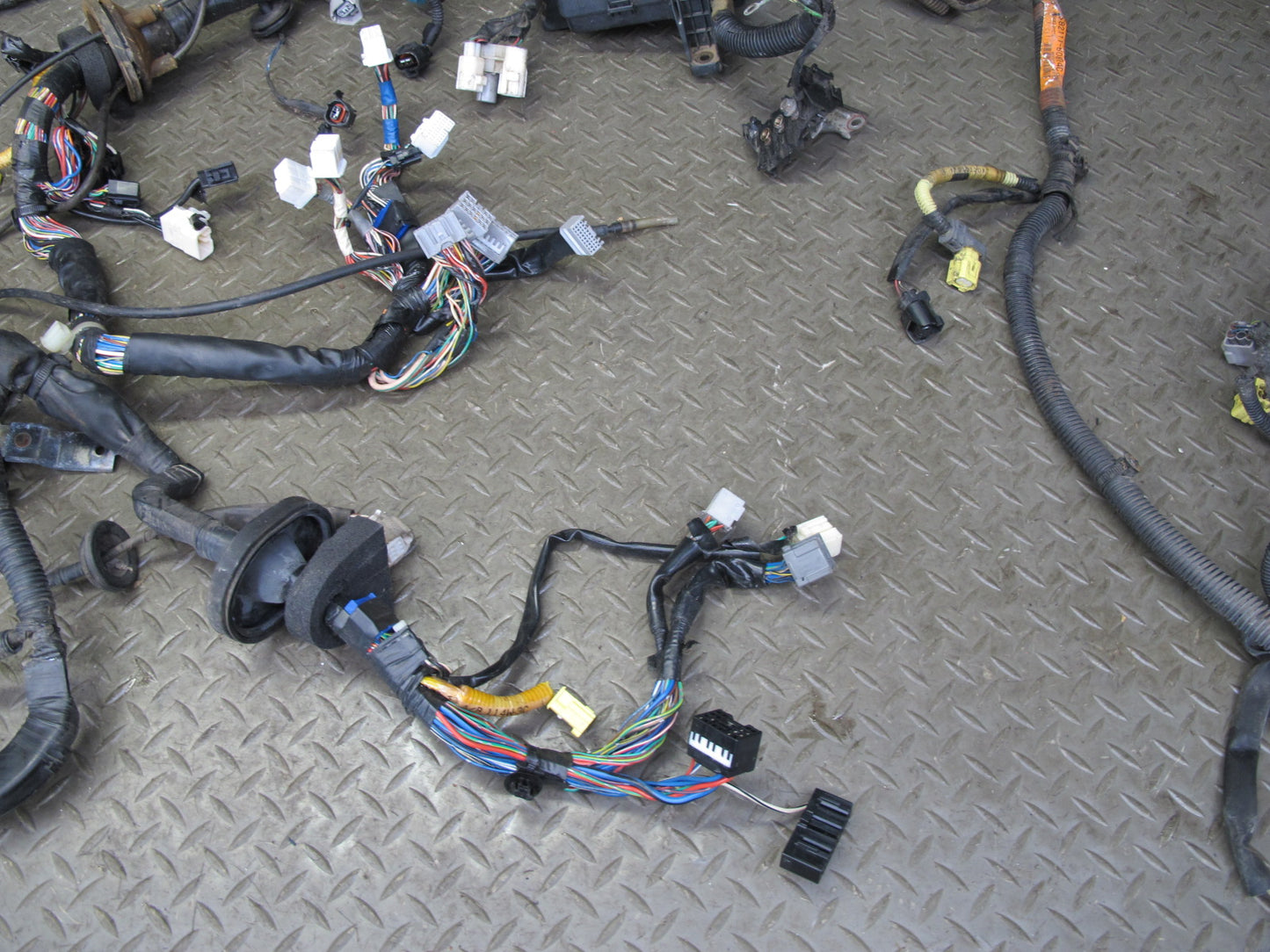 2000-2002 Lexus J100 LX470ENGINE Motor Bay Wire Harness W/ Fuse Relay Box Assy