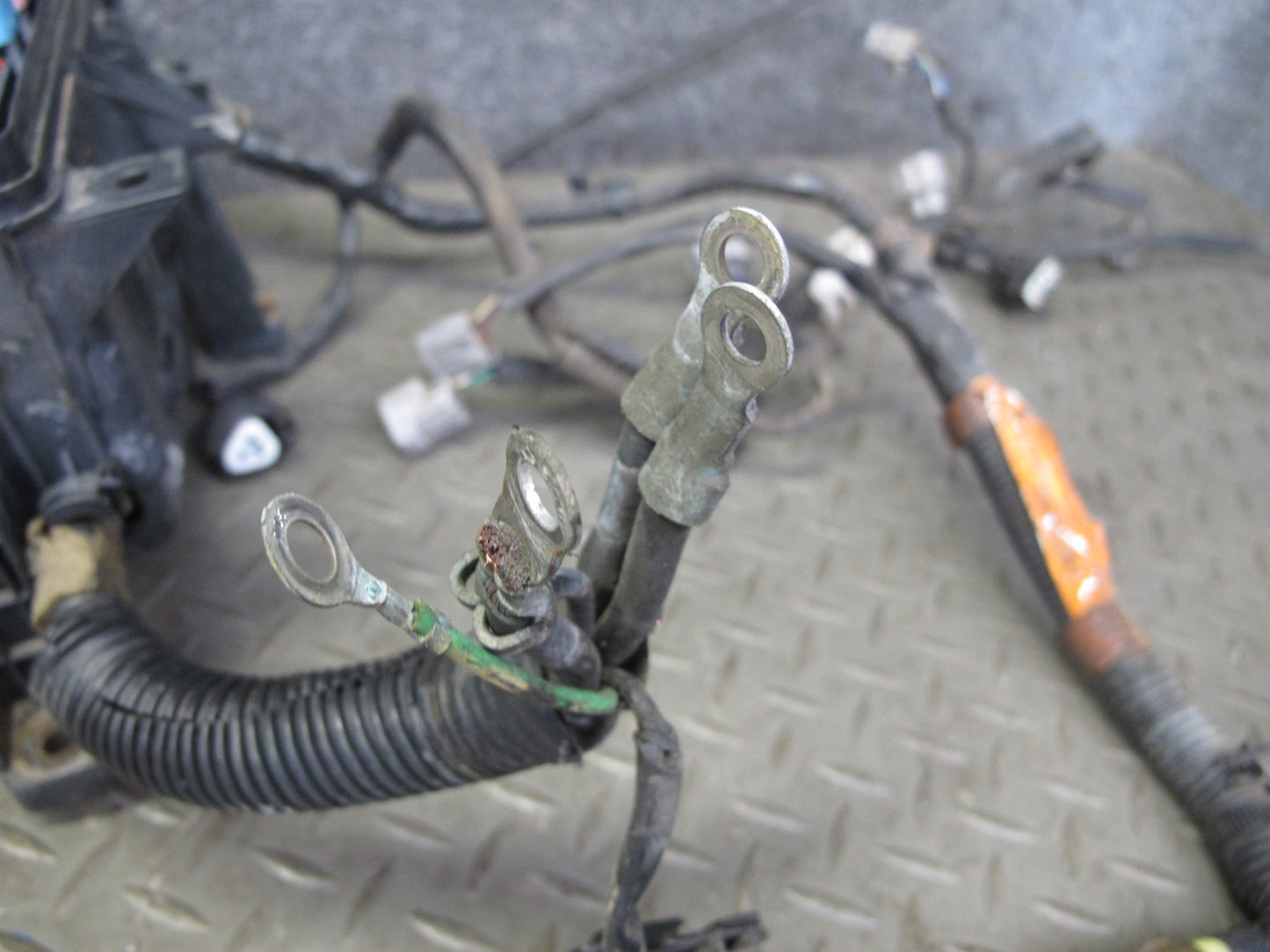 2000-2002 Lexus J100 LX470ENGINE Motor Bay Wire Harness W/ Fuse Relay Box Assy