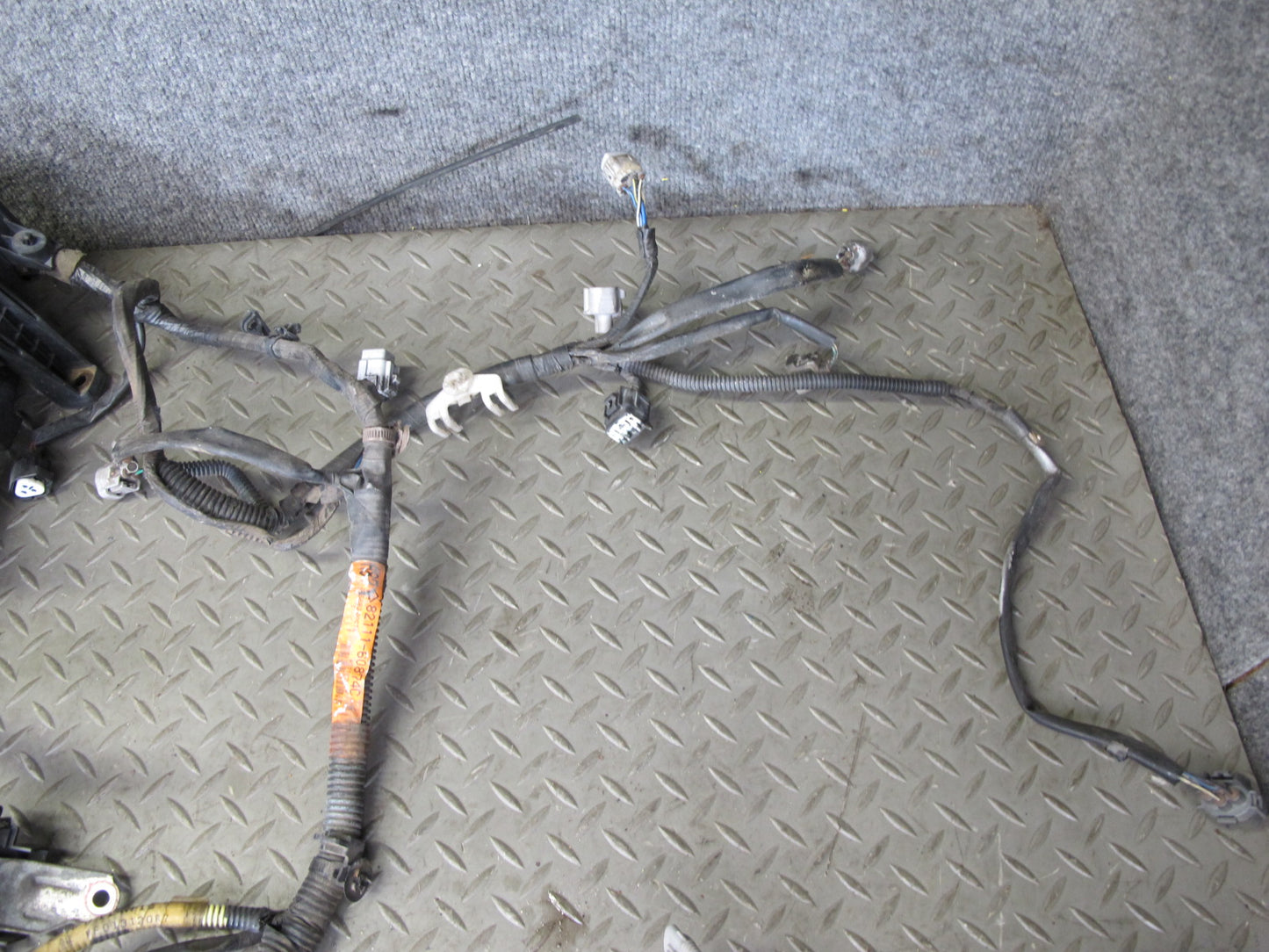 2000-2002 Lexus J100 LX470ENGINE Motor Bay Wire Harness W/ Fuse Relay Box Assy