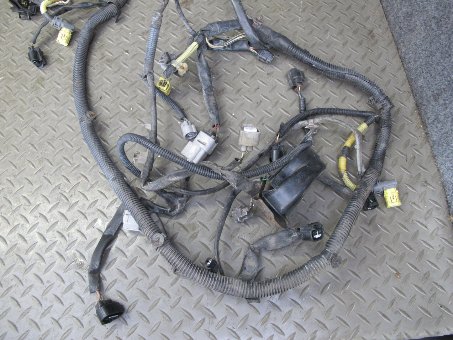 2000-2002 Lexus J100 LX470ENGINE Motor Bay Wire Harness W/ Fuse Relay Box Assy