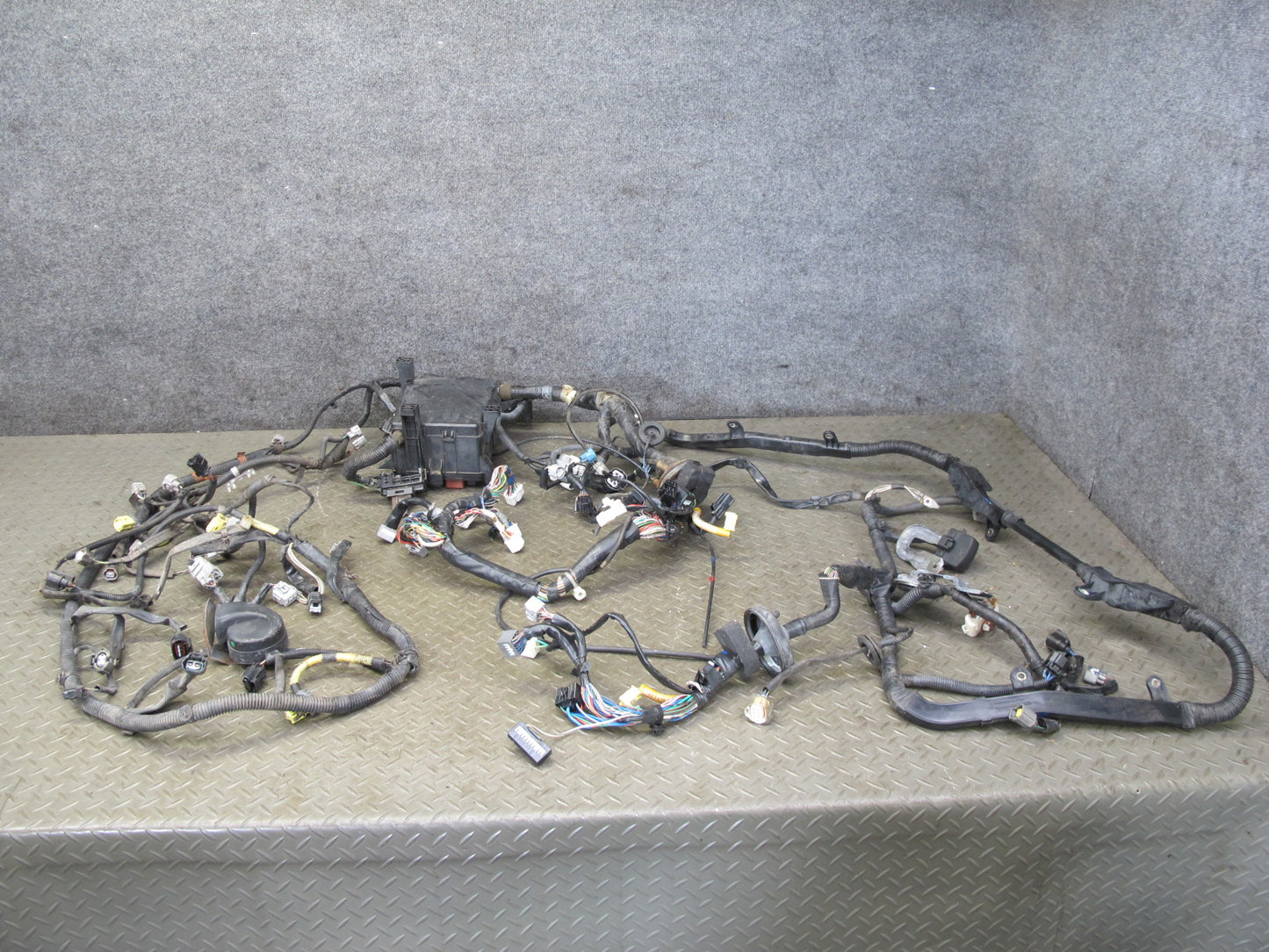 2000-2002 Lexus J100 LX470ENGINE Motor Bay Wire Harness W/ Fuse Relay Box Assy