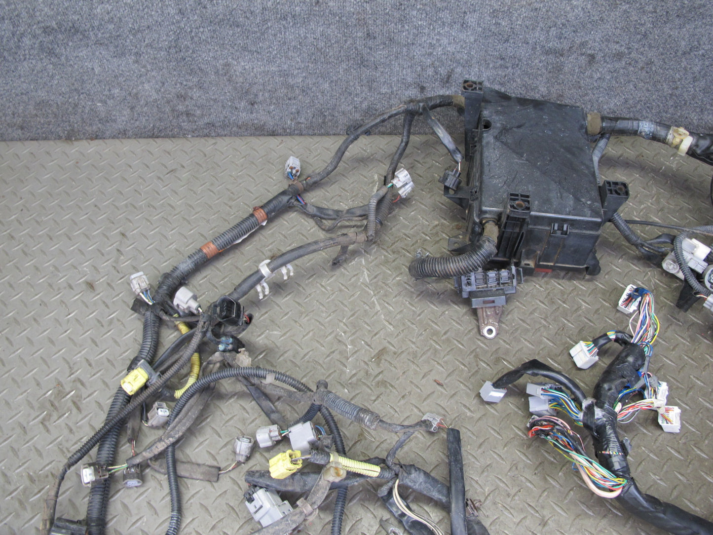 2000-2002 Lexus J100 LX470ENGINE Motor Bay Wire Harness W/ Fuse Relay Box Assy
