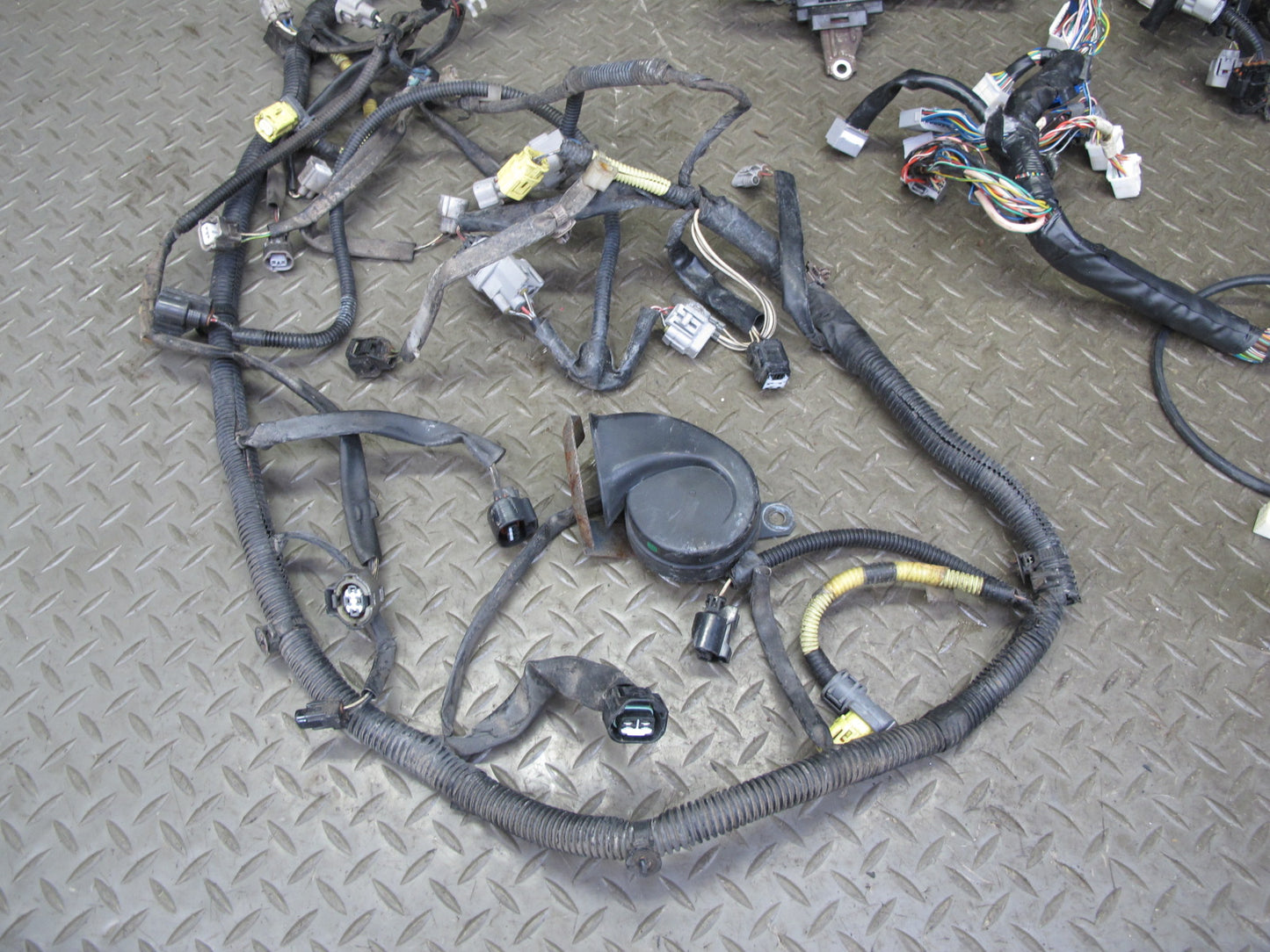 2000-2002 Lexus J100 LX470ENGINE Motor Bay Wire Harness W/ Fuse Relay Box Assy