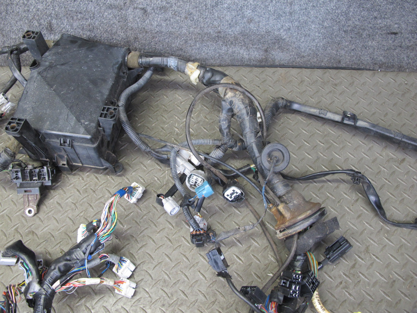 2000-2002 Lexus J100 LX470ENGINE Motor Bay Wire Harness W/ Fuse Relay Box Assy