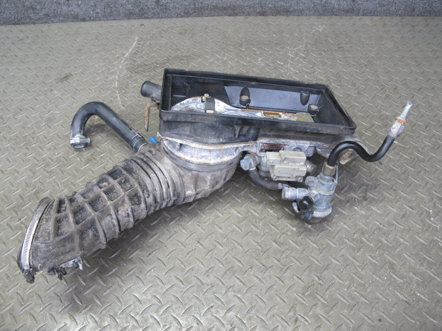 87-88 VW Scirocco 1.8L L4 PL Fuel Injection Distributor Throttle Assy OEM