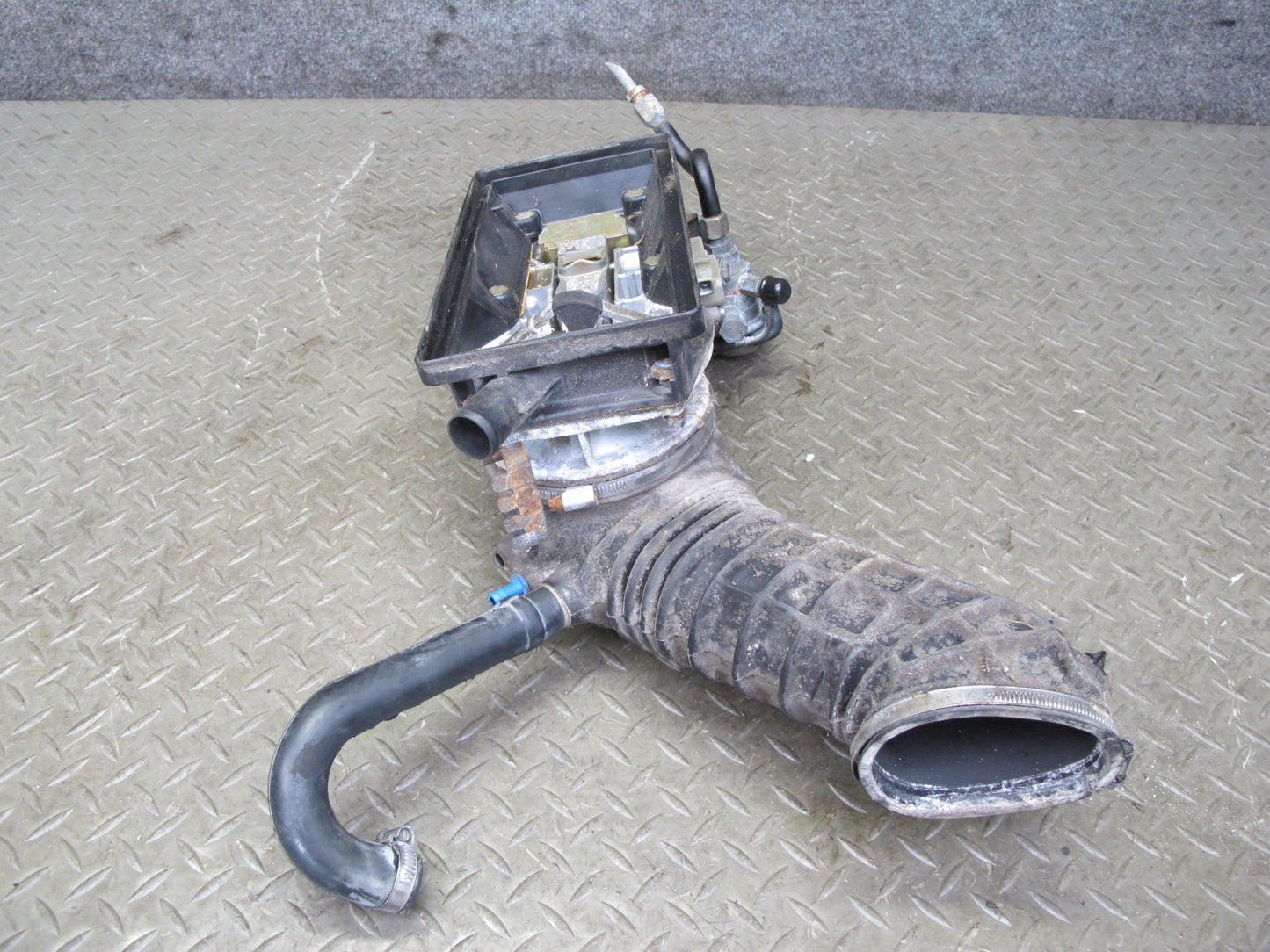87-88 VW Scirocco 1.8L L4 PL Fuel Injection Distributor Throttle Assy OEM