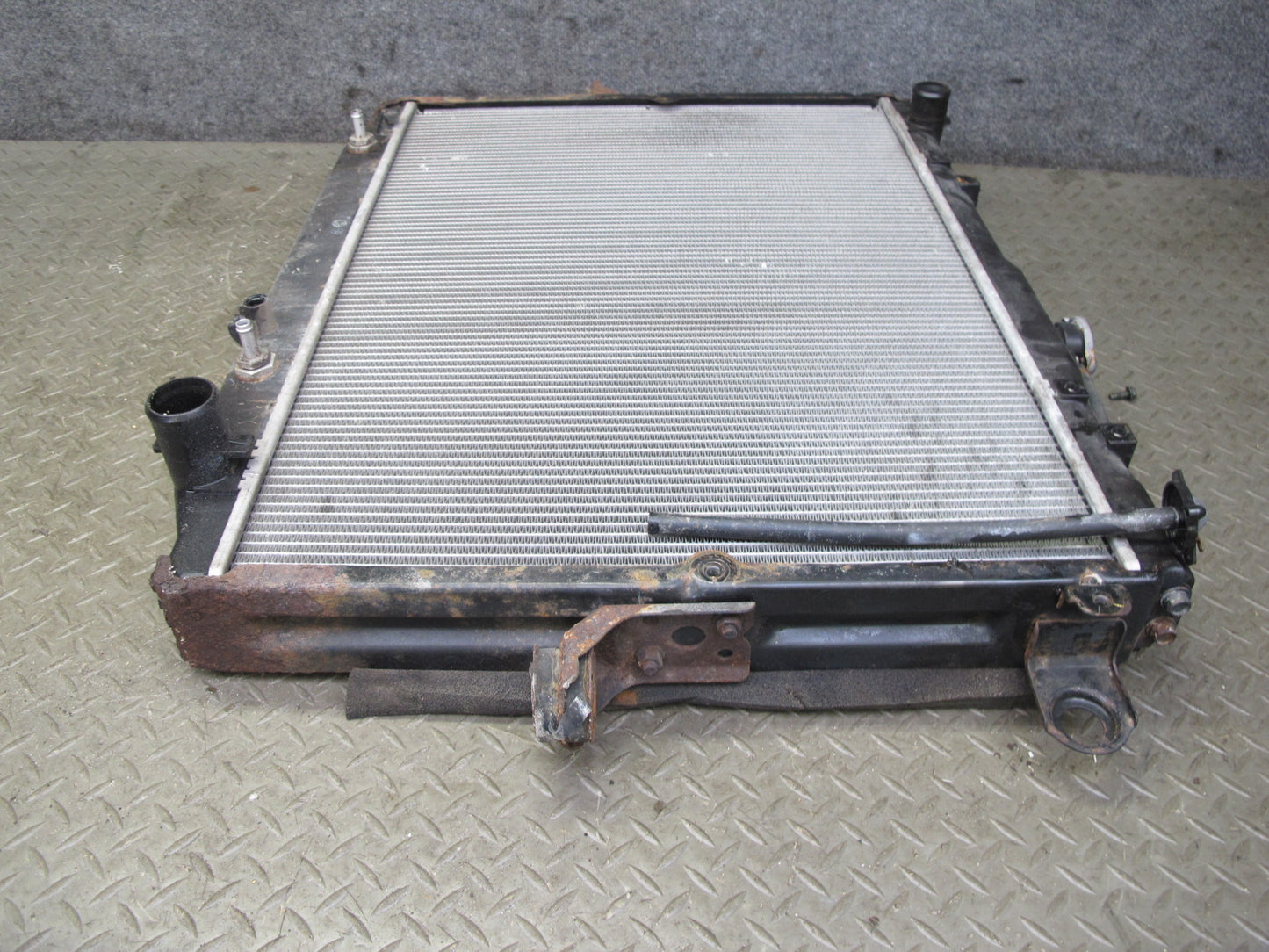 1998-2002 Lexus J100 LX470 4.7L Engine Motor Cooling Radiator