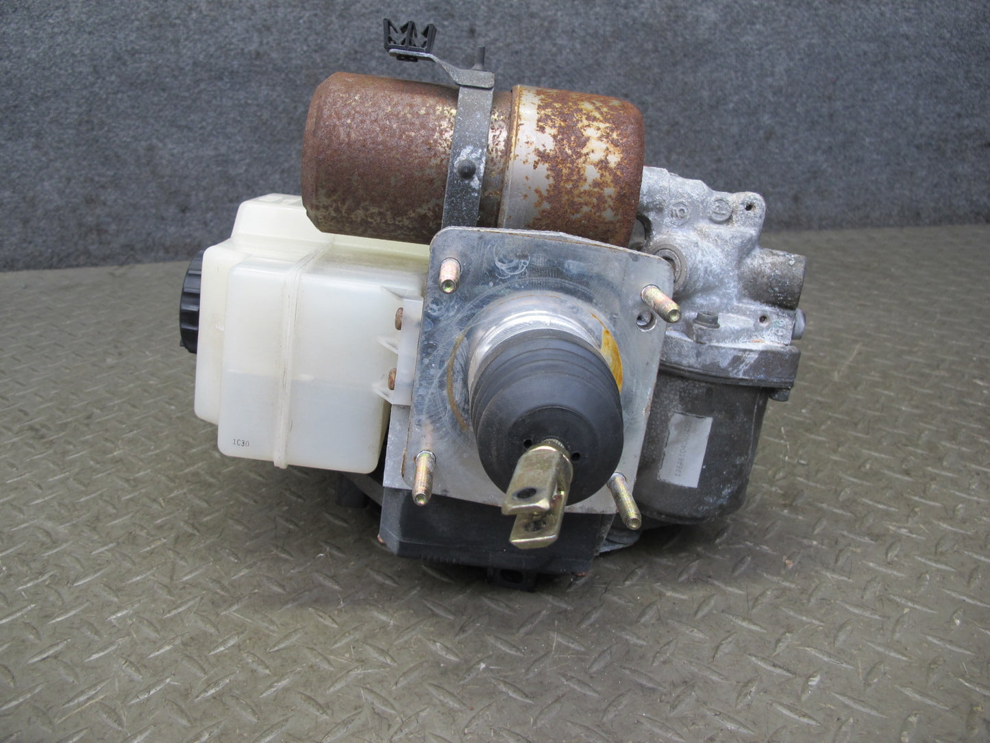 2000-2002 Lexus J100 LX470 ABS Pump Brake Master Cylinder Assembly