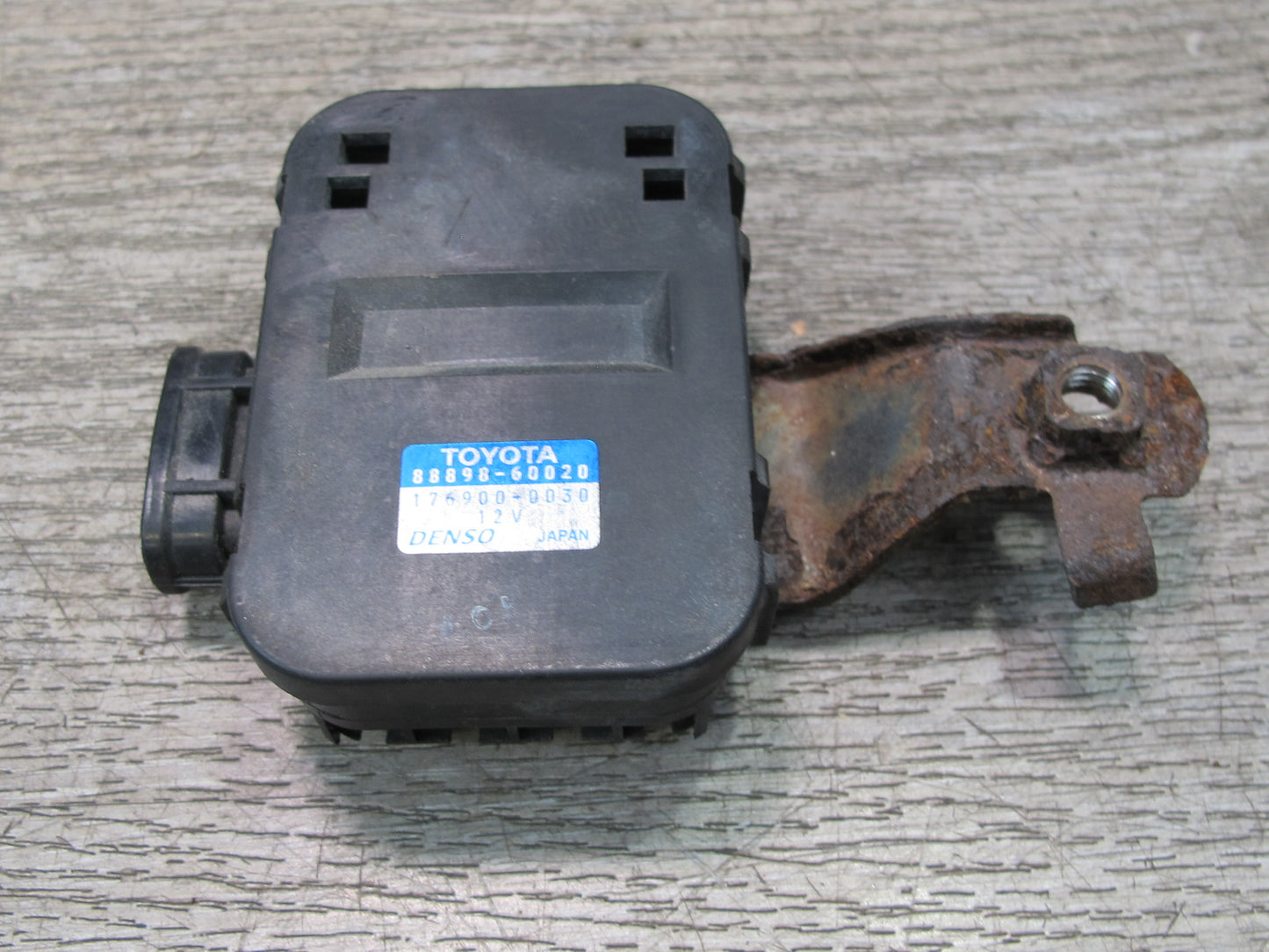 1998-2002 Lexus UZJ100L LX470 Smoke Sensor W/ BRACKET88898-60020