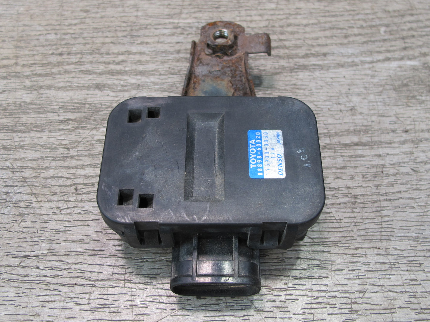 1998-2002 Lexus UZJ100L LX470 Smoke Sensor W/ BRACKET88898-60020