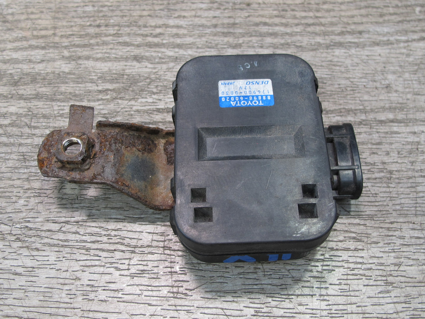 1998-2002 Lexus UZJ100L LX470 Smoke Sensor W/ BRACKET88898-60020