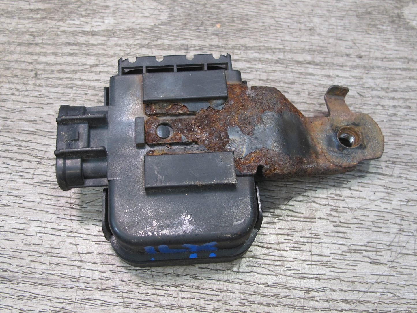 1998-2002 Lexus UZJ100L LX470 Smoke Sensor W/ BRACKET88898-60020