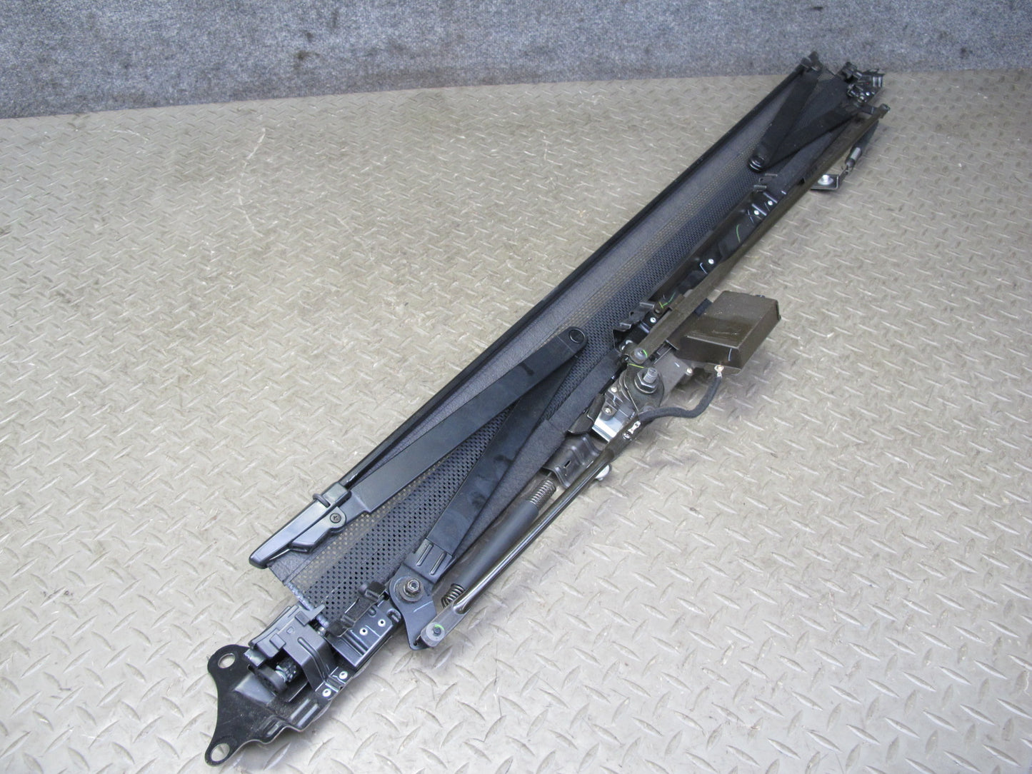 03-06 Lexus UCF30L LS430 Rear Back Glass Window Power Sunshade 64350-50012 OEM