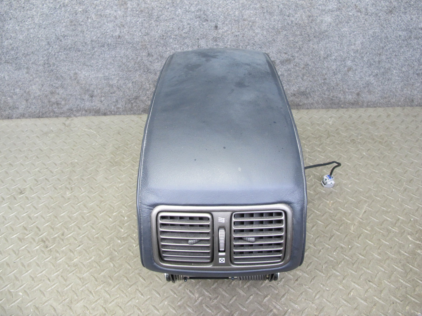 04-06 Lexus UCF30L LS430 Center Console Armrest w Storage & Air Vent Assy OEM