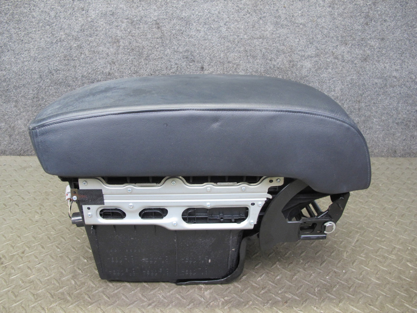 04-06 Lexus UCF30L LS430 Center Console Armrest w Storage & Air Vent Assy OEM