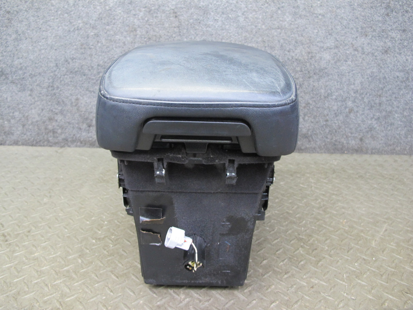 04-06 Lexus UCF30L LS430 Center Console Armrest w Storage & Air Vent Assy OEM
