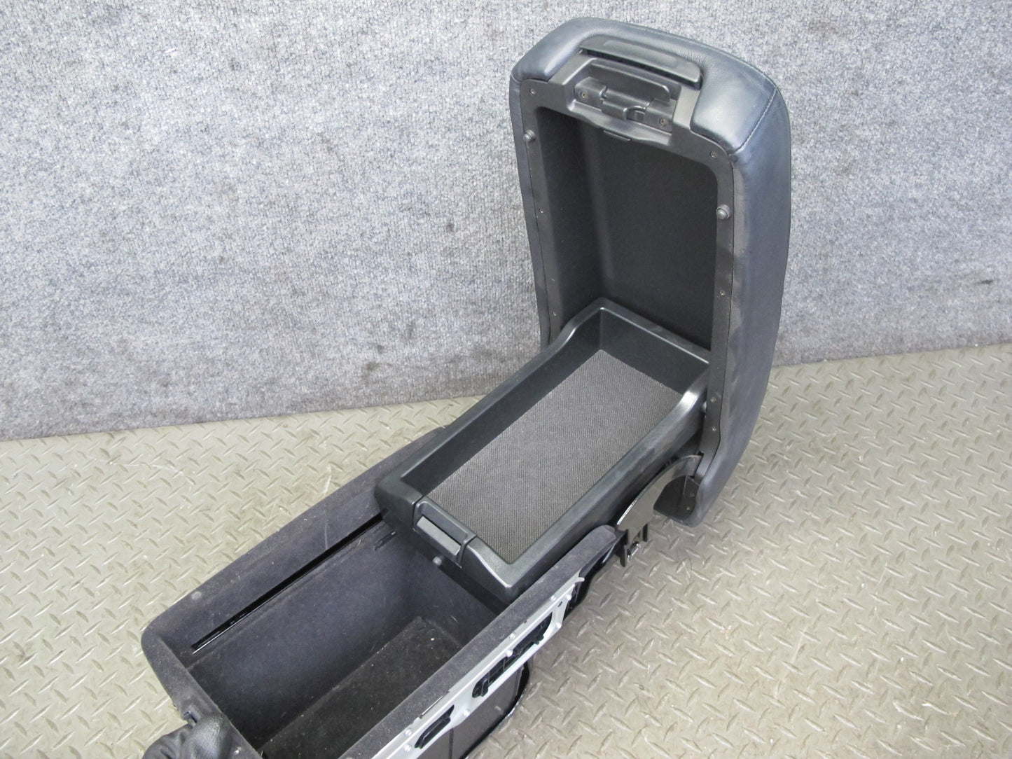 04-06 Lexus UCF30L LS430 Center Console Armrest w Storage & Air Vent Assy OEM