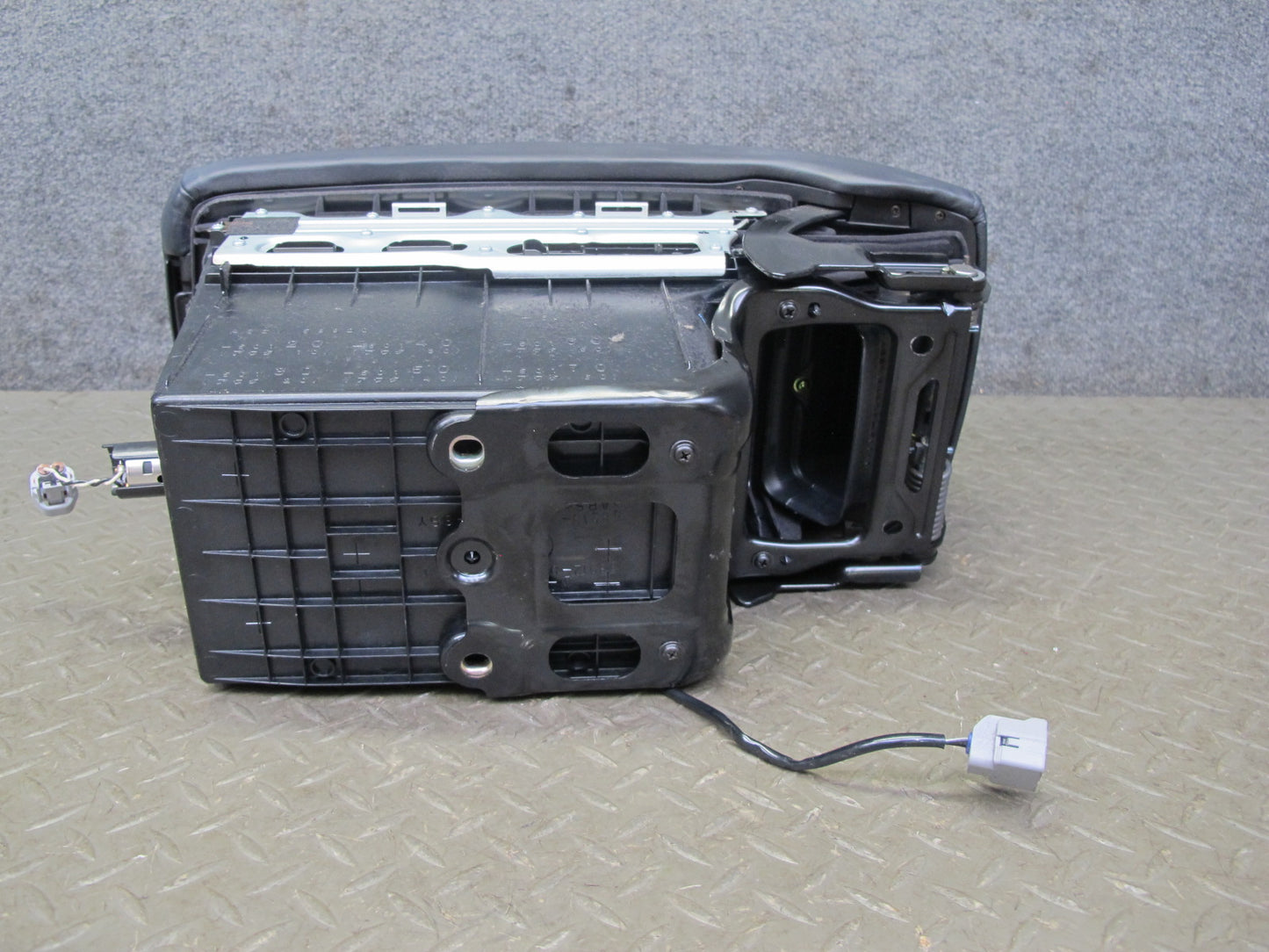04-06 Lexus UCF30L LS430 Center Console Armrest w Storage & Air Vent Assy OEM