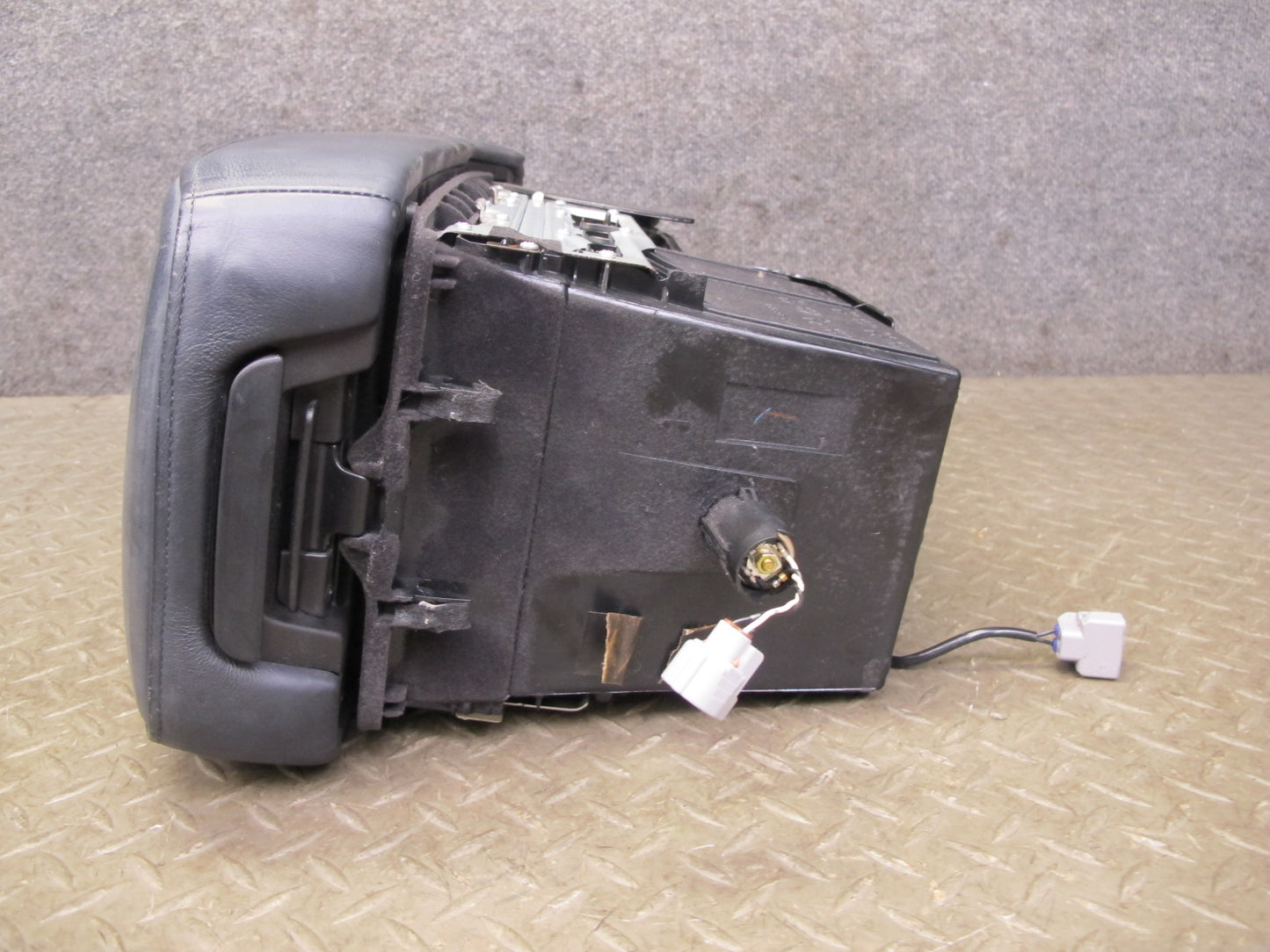 04-06 Lexus UCF30L LS430 Center Console Armrest w Storage & Air Vent Assy OEM