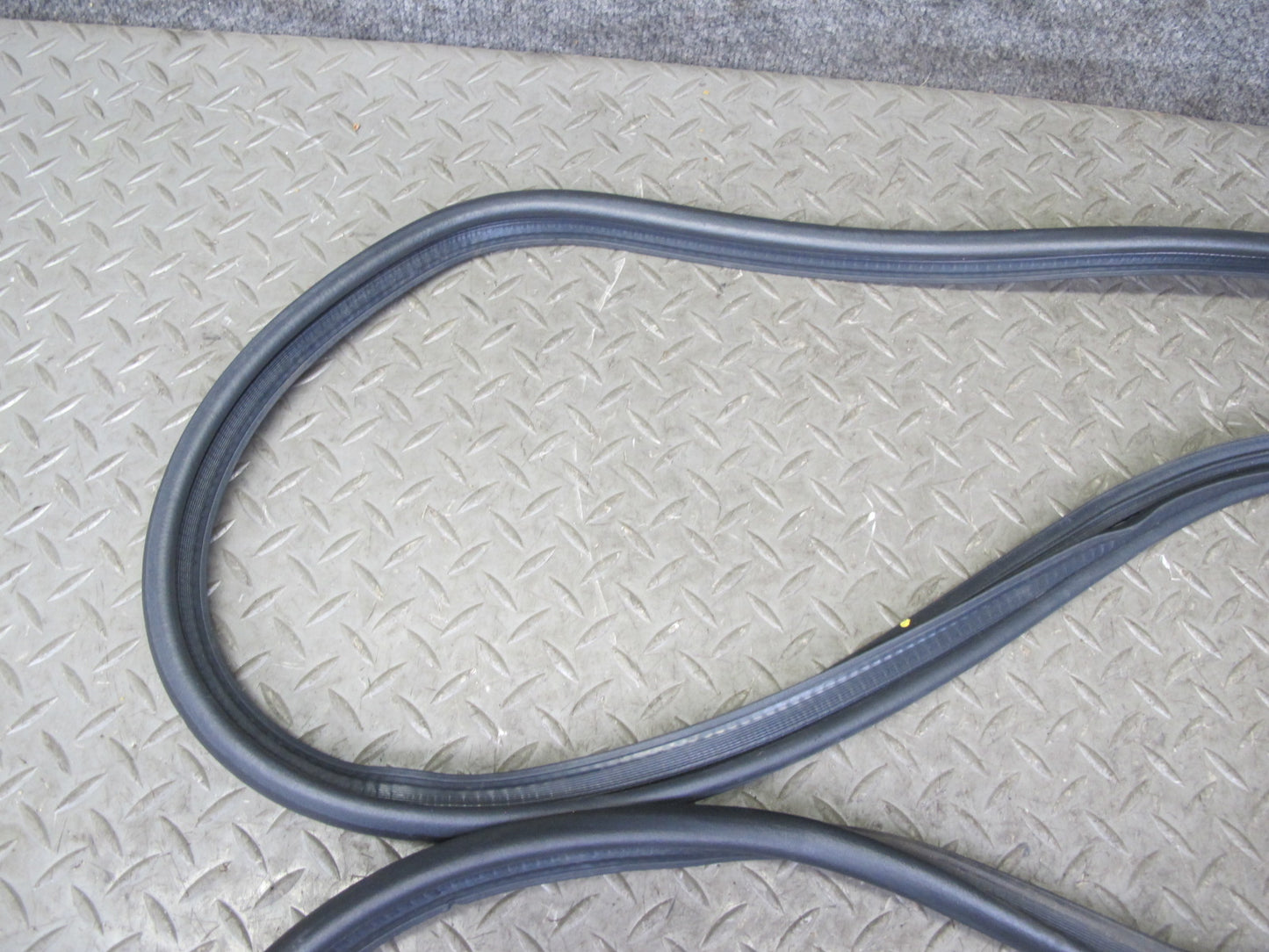01-06 Lexus UCF30L LS430 Rear Trunk Lid Weatherstrip Rubber Seal OEM