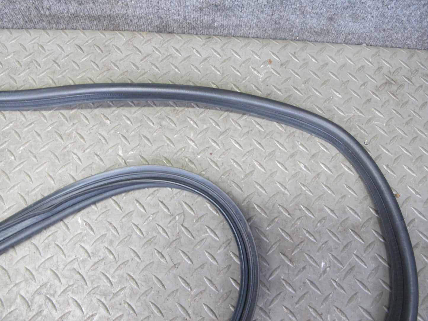 01-06 Lexus UCF30L LS430 Rear Trunk Lid Weatherstrip Rubber Seal OEM