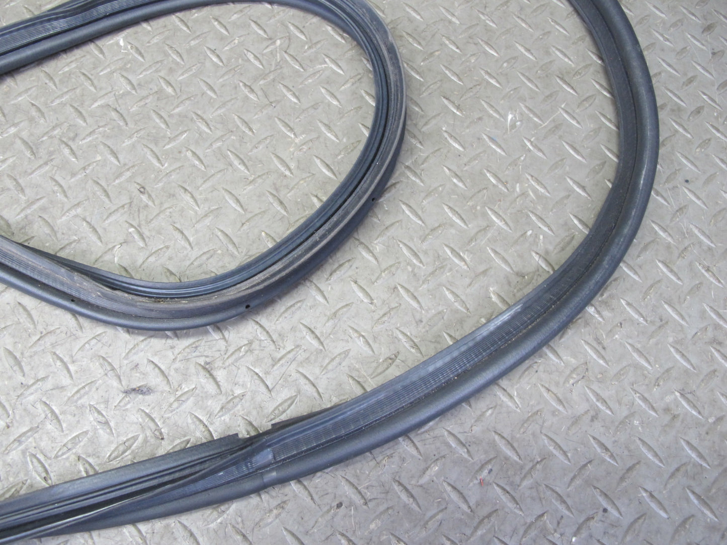 01-06 Lexus UCF30L LS430 Rear Trunk Lid Weatherstrip Rubber Seal OEM