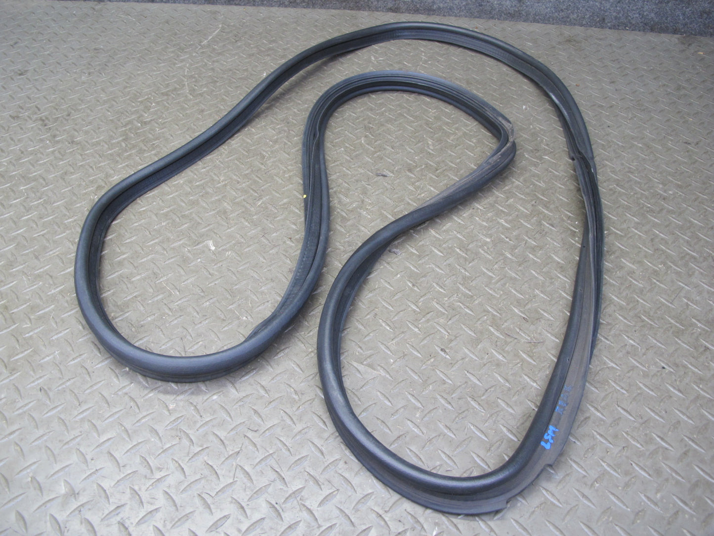 01-06 Lexus UCF30L LS430 Rear Trunk Lid Weatherstrip Rubber Seal OEM