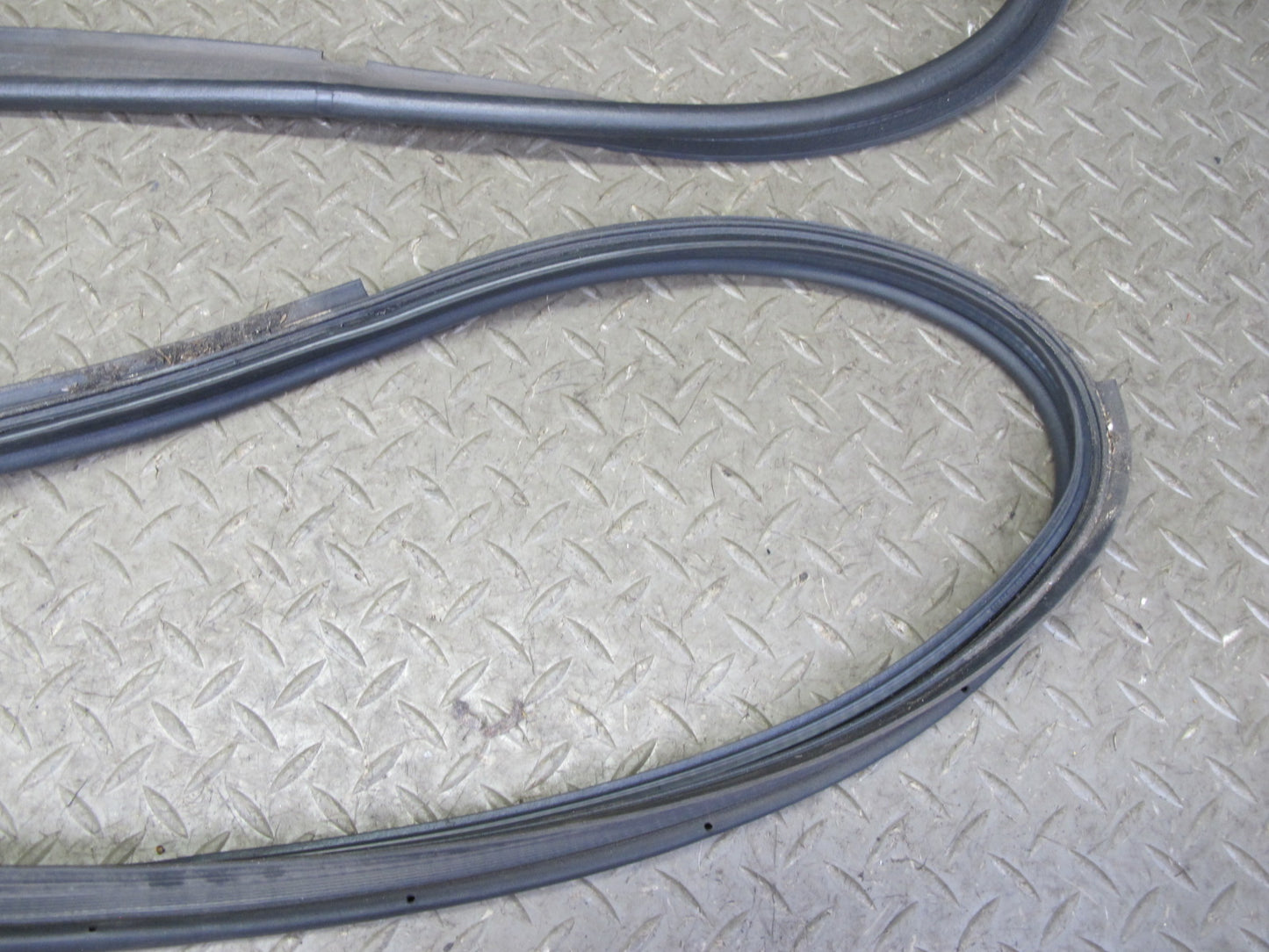 01-06 Lexus UCF30L LS430 Rear Trunk Lid Weatherstrip Rubber Seal OEM