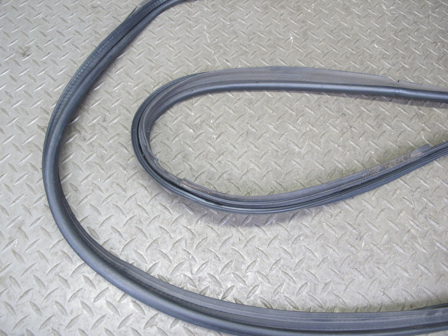 01-06 Lexus UCF30L LS430 Rear Trunk Lid Weatherstrip Rubber Seal OEM