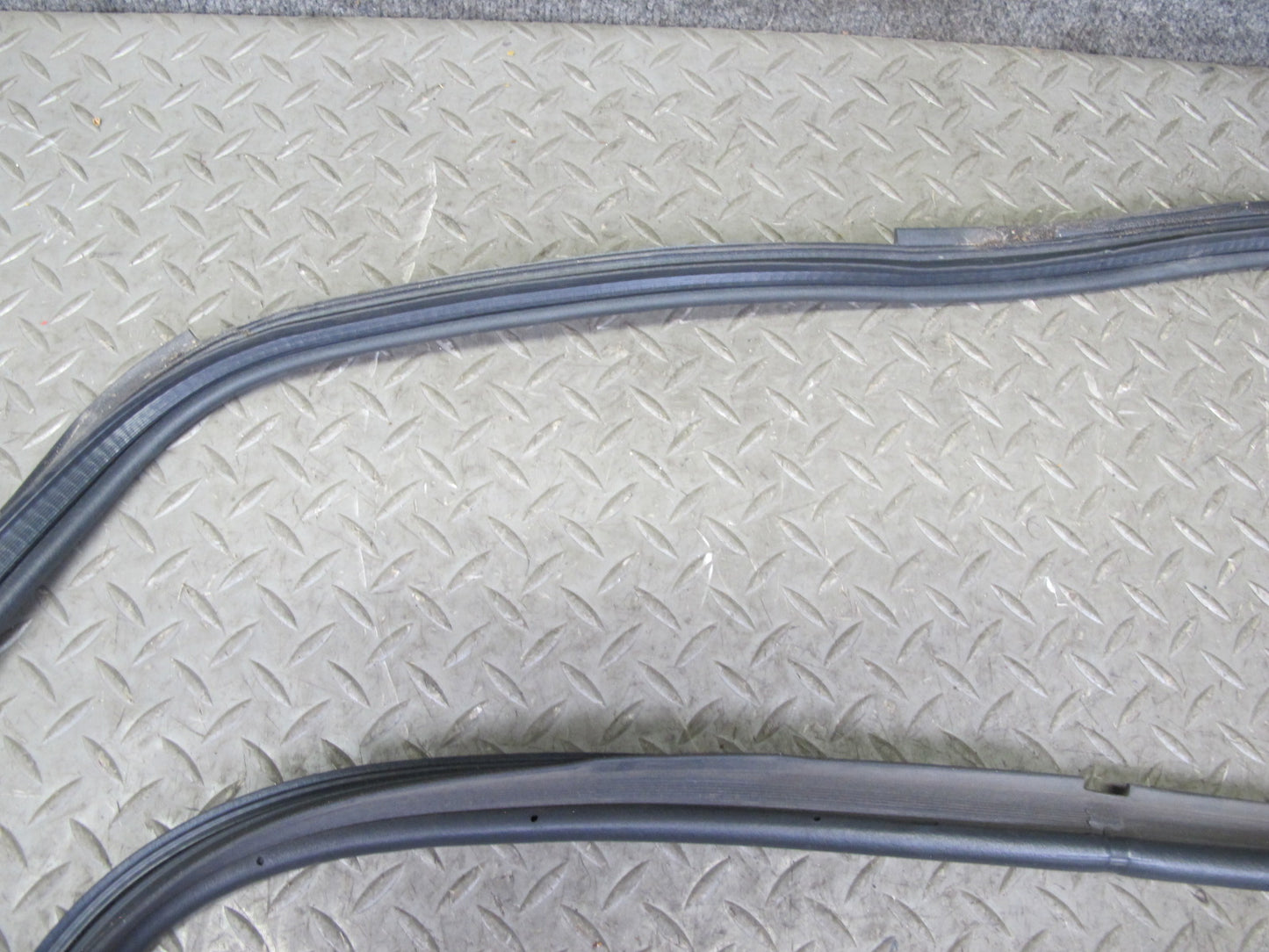 01-06 Lexus UCF30L LS430 Rear Trunk Lid Weatherstrip Rubber Seal OEM